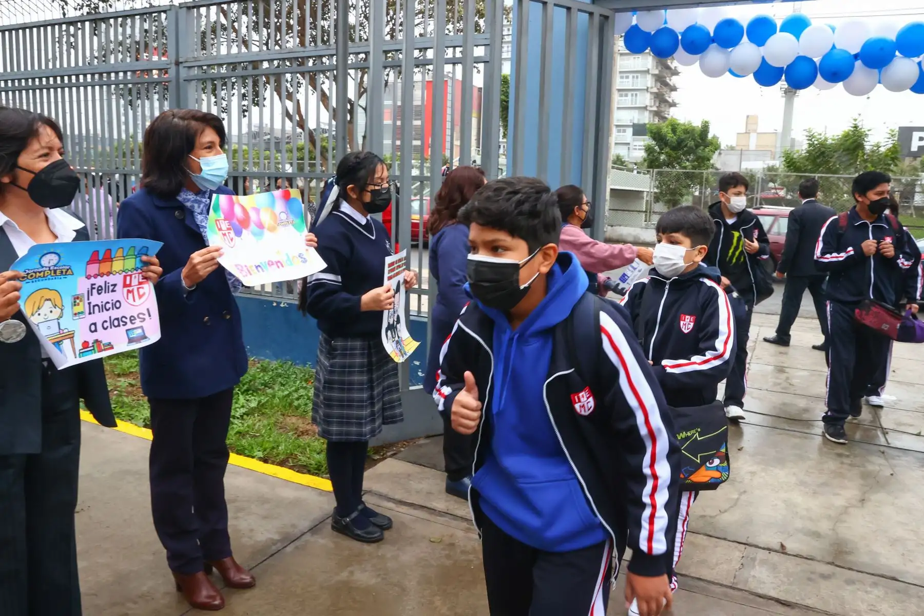 Luego de dos semanas de vacaciones más de 2 millones de alumnos de Lima metropolitana regresan a las aulas. Autoridades de Minedu y del Colegio Melitón Carvajal recibieron con diferentes actividades socioemocionales a los alumnos que el día de hoy regresaron a las aulas de esta institución educativa, luego de las vacaciones de mitad de año.
Foto: ANDINA/Andrés Valle