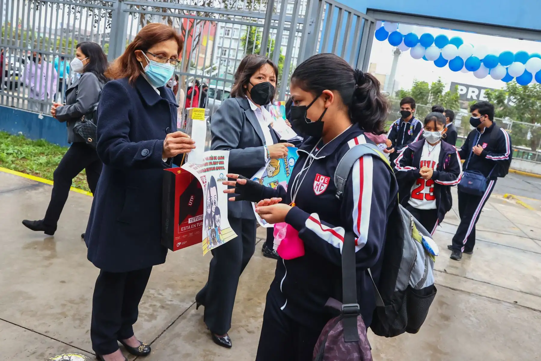 Luego de dos semanas de vacaciones más de 2 millones de alumnos de Lima metropolitana regresan a las aulas. Autoridades de Minedu y del Colegio Melitón Carvajal recibieron con diferentes actividades socioemocionales a los alumnos que el día de hoy regresaron a las aulas de esta institución educativa, luego de las vacaciones de mitad de año.
Foto: ANDINA/Andrés Valle