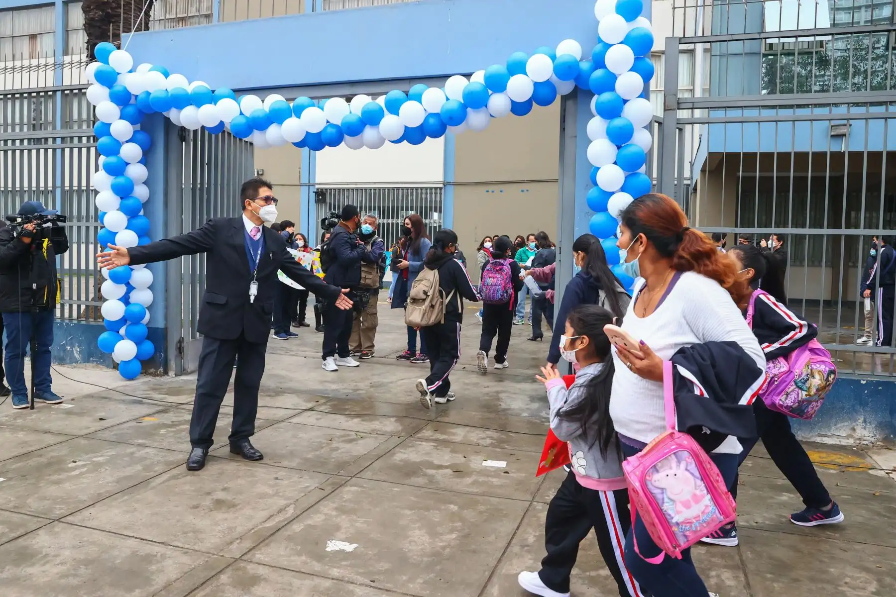 Luego de dos semanas de vacaciones más de 2 millones de alumnos de Lima metropolitana regresan a las aulas. Autoridades de Minedu y del Colegio Melitón Carvajal recibieron con diferentes actividades socioemocionales a los alumnos que el día de hoy regresaron a las aulas de esta institución educativa, luego de las vacaciones de mitad de año.
Foto: ANDINA/Andrés Valle