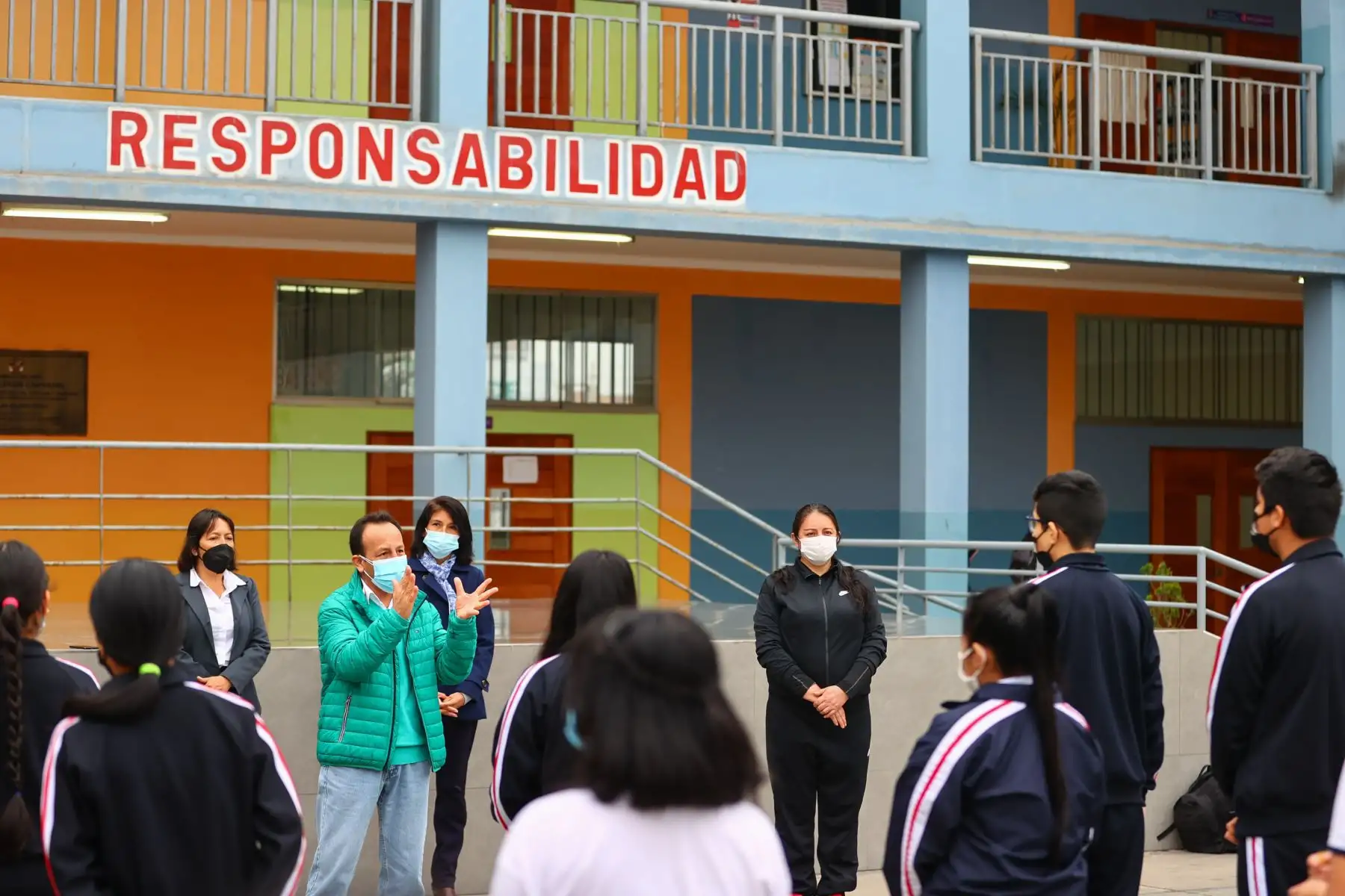 Luego de dos semanas de vacaciones más de 2 millones de alumnos de Lima metropolitana regresan a las aulas. Autoridades de Minedu y del Colegio Melitón Carvajal recibieron con diferentes actividades socioemocionales a los alumnos que el día de hoy regresaron a las aulas de esta institución educativa, luego de las vacaciones de mitad de año.
Foto: ANDINA/Andrés Valle