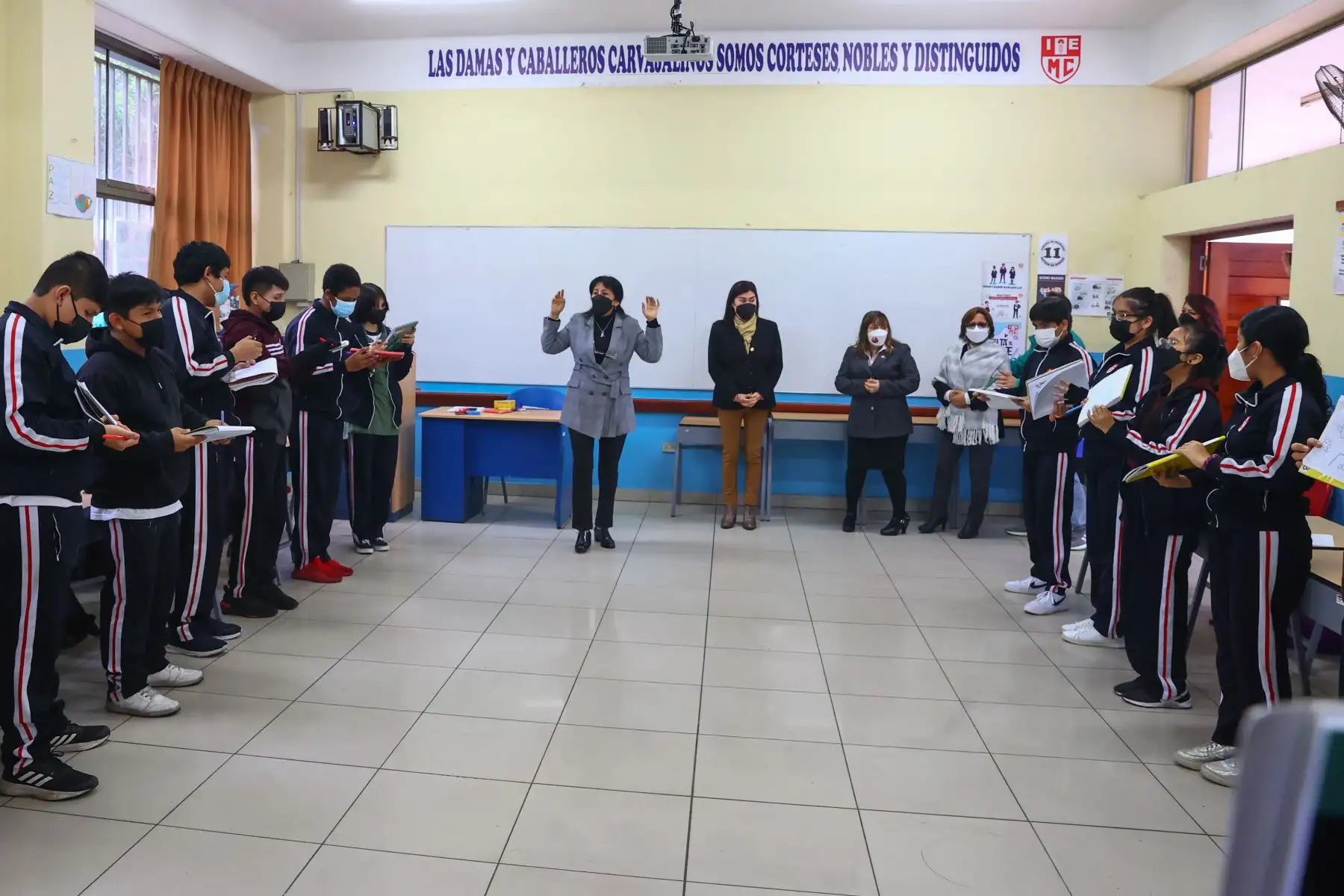 Luego de dos semanas de vacaciones más de 2 millones de alumnos de Lima metropolitana regresan a las aulas. Autoridades de Minedu y del Colegio Melitón Carvajal recibieron con diferentes actividades socioemocionales a los alumnos que el día de hoy regresaron a las aulas de esta institución educativa, luego de las vacaciones de mitad de año.
Foto: ANDINA/Andrés Valle