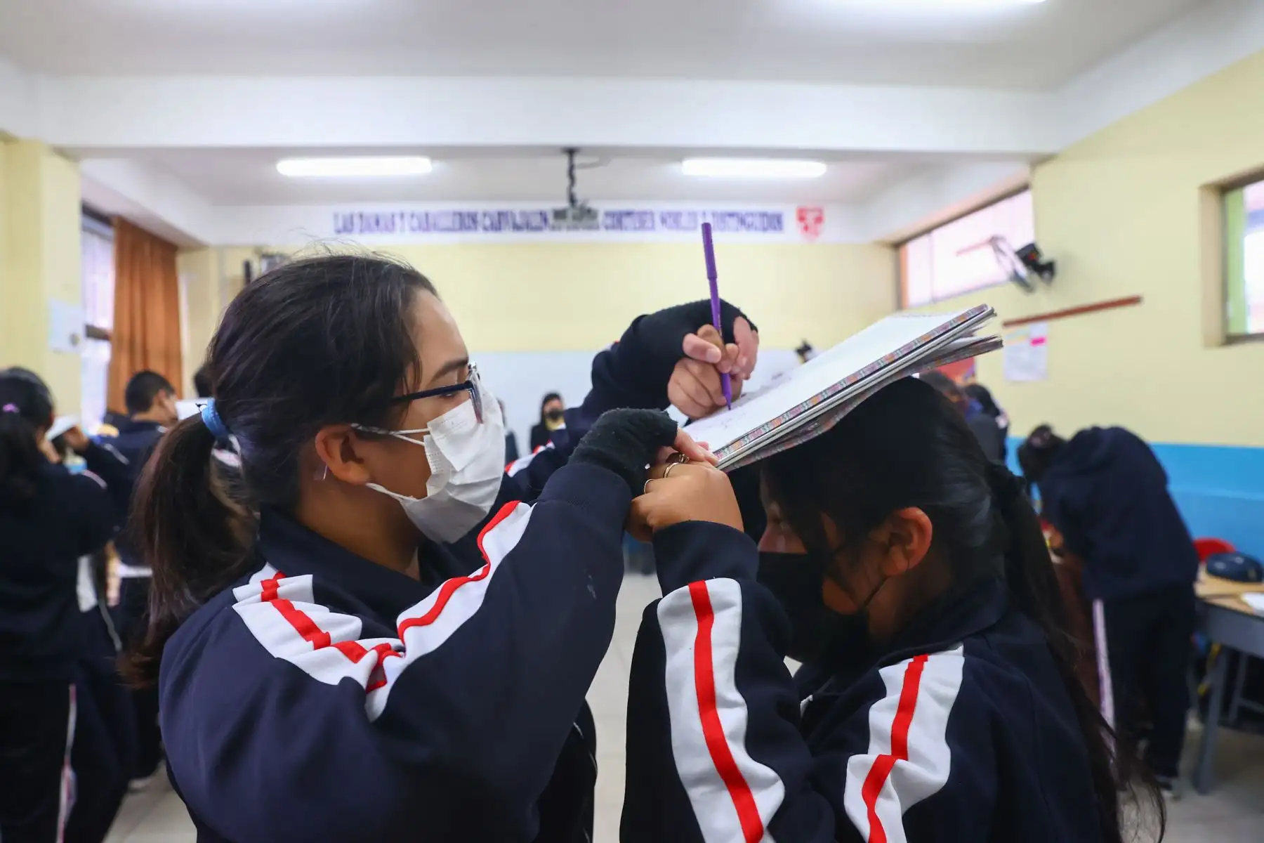Luego de dos semanas de vacaciones más de 2 millones de alumnos de Lima metropolitana regresan a las aulas. Autoridades de Minedu y del Colegio Melitón Carvajal recibieron con diferentes actividades socioemocionales a los alumnos que el día de hoy regresaron a las aulas de esta institución educativa, luego de las vacaciones de mitad de año.
Foto: ANDINA/Andrés Valle