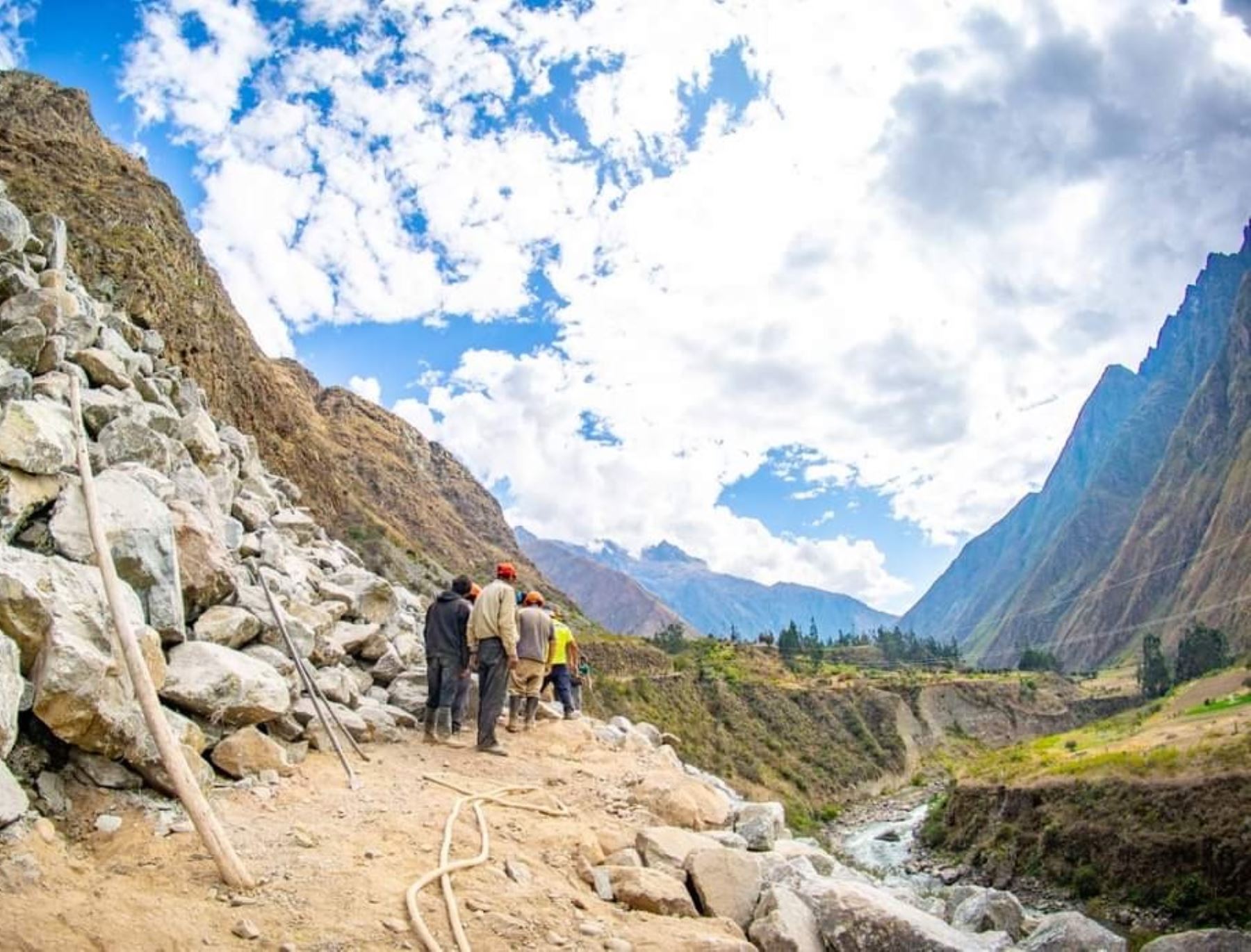Pobladores de diversas comunidades de Urubamba y Ollantaytambo intensifican limpieza de rocas en el tramo del Camino Inca que conduce a Machu Picchu, región Cusco. ANDINA/Difusión