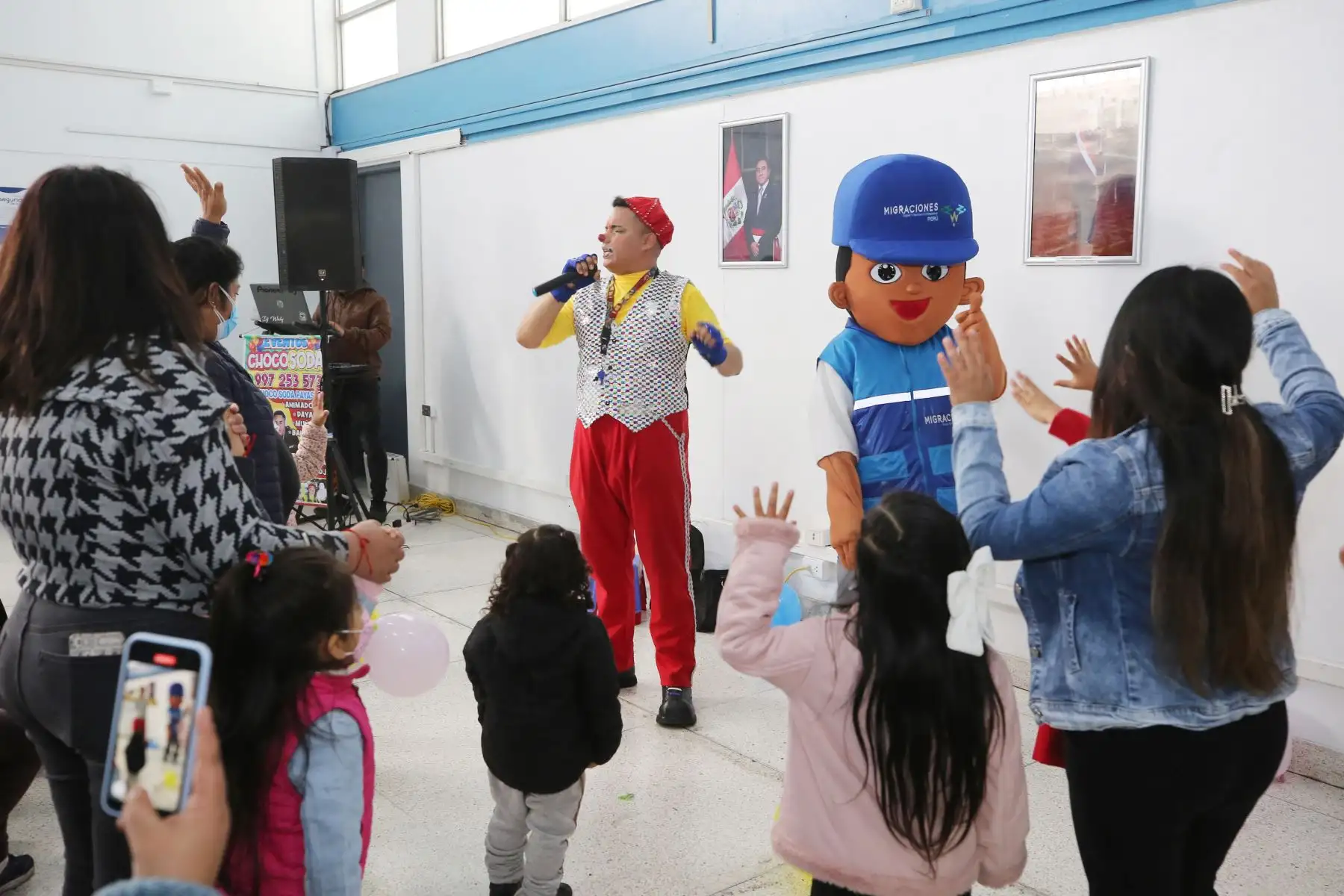 Con un show infantil, los niños y sus padres fueron recibidos y atendidos el fin de semana luego de tramitar estas citas especiales, que continuarán los siguientes sábados y domingos de agosto en la sede central de Breña. Foto: ANDINA/ Difusión