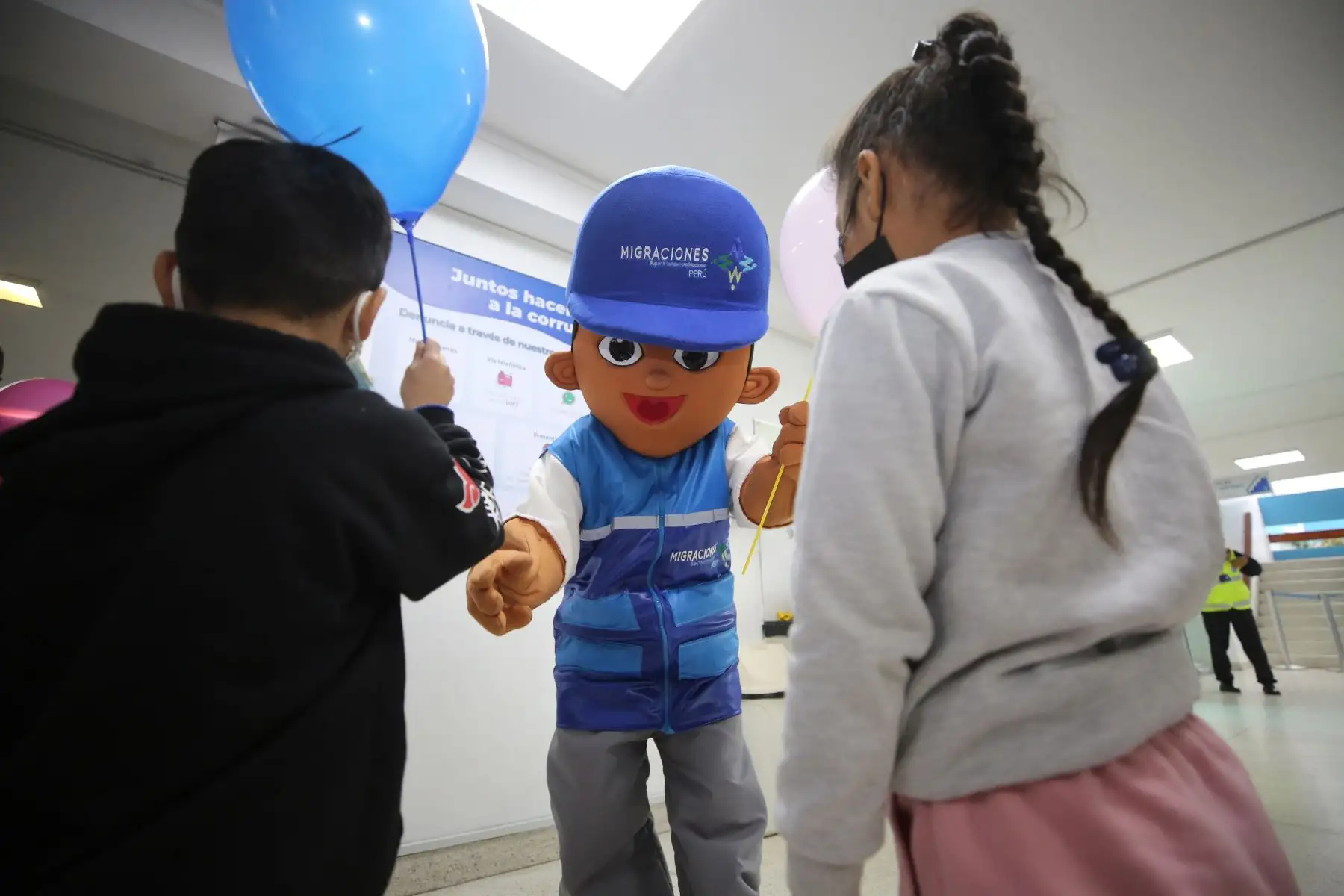 Con un show infantil, los niños y sus padres fueron recibidos y atendidos el fin de semana luego de tramitar estas citas especiales, que continuarán los siguientes sábados y domingos de agosto en la sede central de Breña. Foto: ANDINA/ Difusión