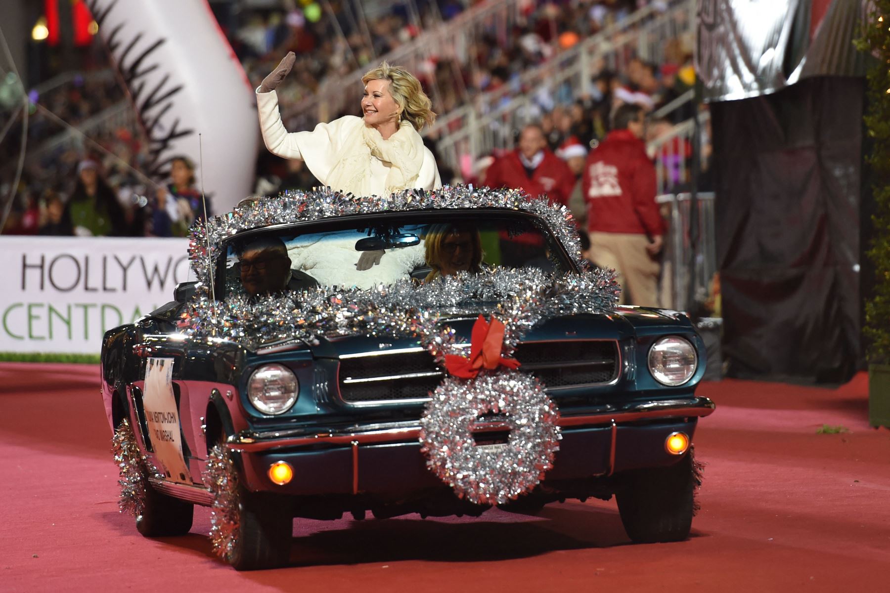 Olivia Newton John, grand marshall, saluda durante el 85º Desfile Anual de Navidad de Hollywood.
Foto: AFP