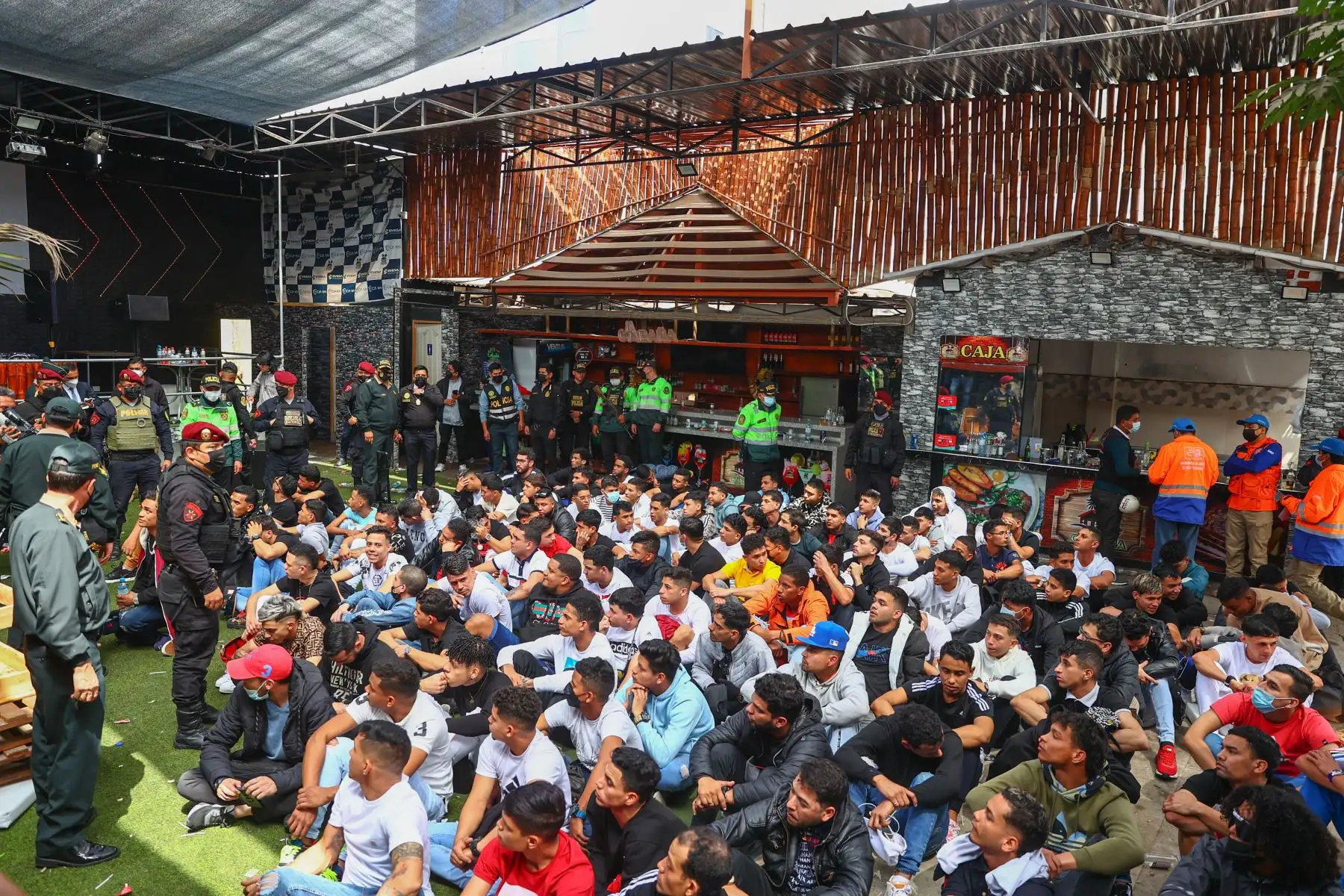 Esta mañana la policía nacional del Perú realizó un operativo en la discoteca ¨La Cabaña¨ ubicada en San Juan de Lurigancho, donde se ha detenido a un aprox. de 200 personas, entre hombres, mujeres y menores de edad. Así mismo se ha incautado 12 armas de fuego, así como diferentes drogas.
Foto: ANDINA/Andrés Valle