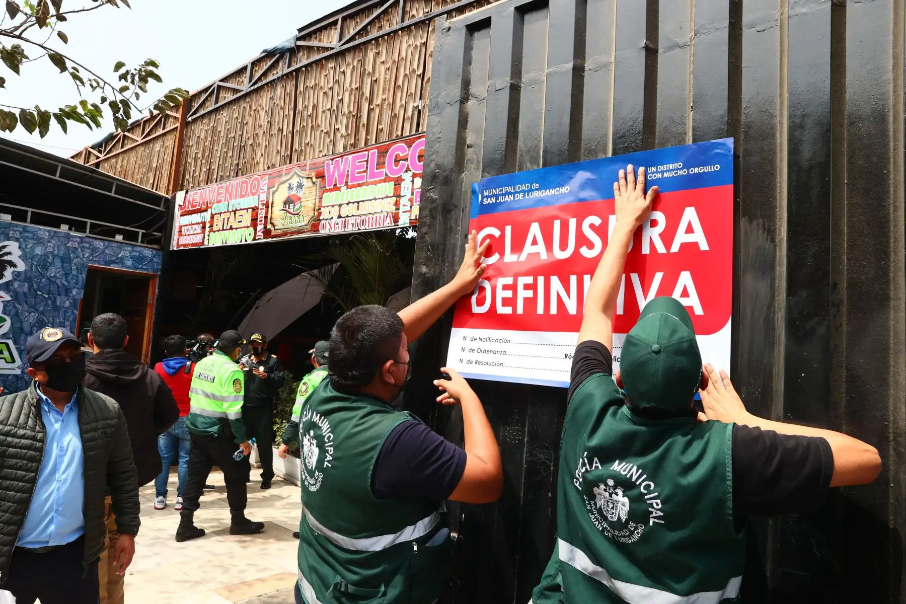 Esta mañana la policía nacional del Perú realizó un operativo en la discoteca ¨La Cabaña¨ ubicada en San Juan de Lurigancho, donde se ha detenido a un aprox. de 200 personas, entre hombres, mujeres y menores de edad. Así mismo se ha incautado 12 armas de fuego, así como diferentes drogas.
Foto: ANDINA/Andrés Valle
