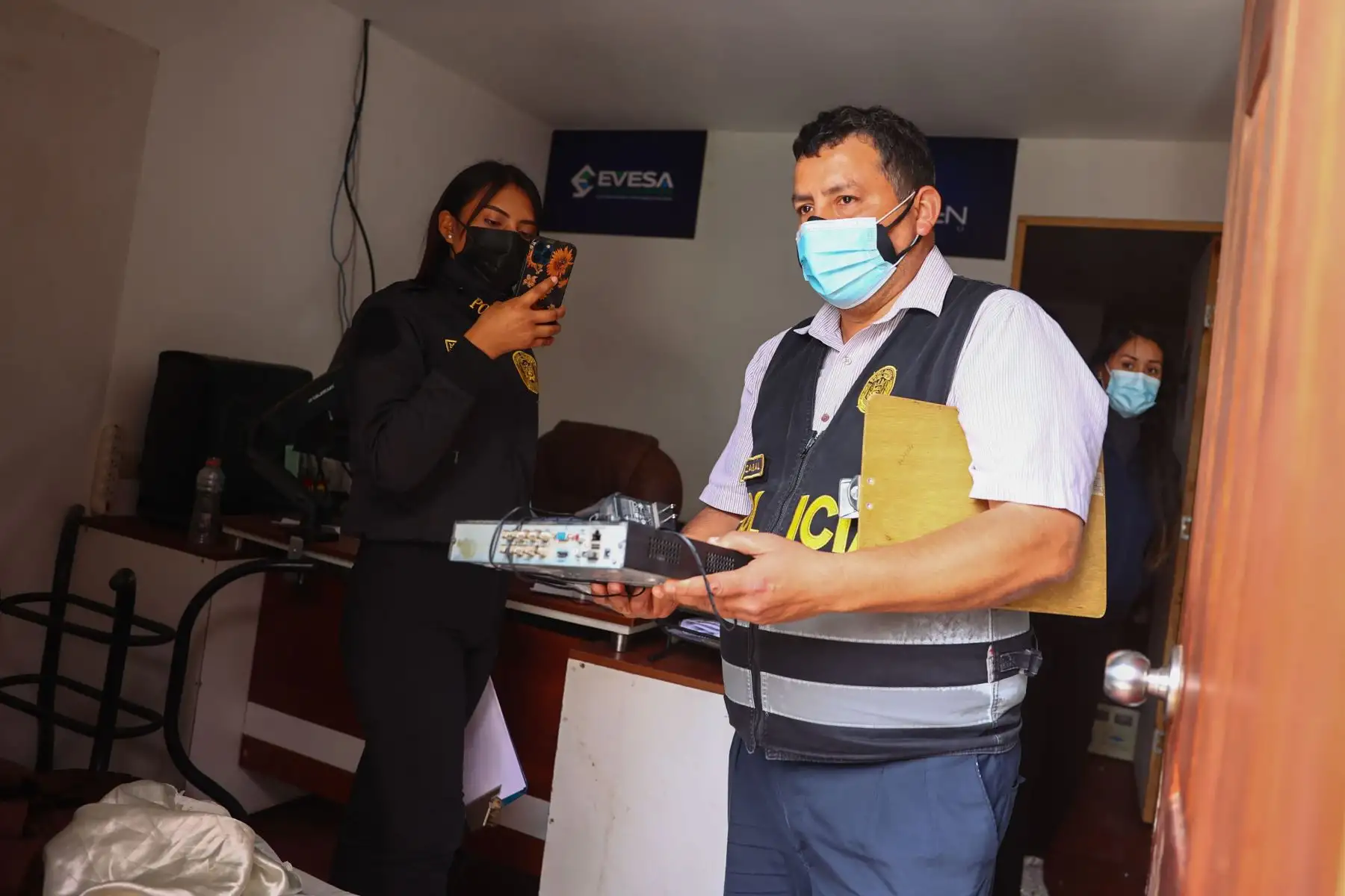 Esta mañana la policía nacional del Perú realizó un operativo en la discoteca ¨La Cabaña¨ ubicada en San Juan de Lurigancho, donde se ha detenido a un aprox. de 200 personas, entre hombres, mujeres y menores de edad. Así mismo se ha incautado 12 armas de fuego, así como diferentes drogas.
Foto: ANDINA/Andrés Valle