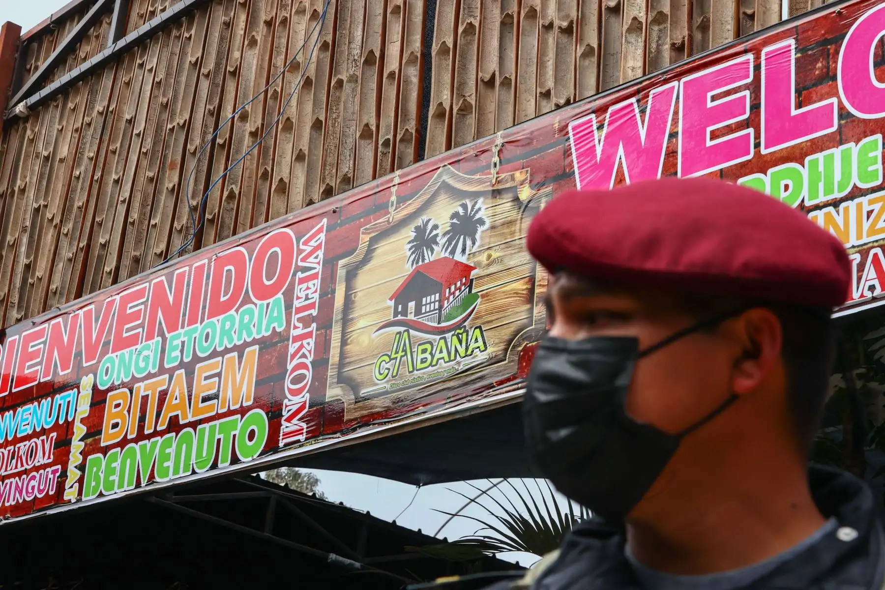 Esta mañana la policía nacional del Perú realizó un operativo en la discoteca ¨La Cabaña¨ ubicada en San Juan de Lurigancho, donde se ha detenido a un aprox. de 200 personas, entre hombres, mujeres y menores de edad. Así mismo se ha incautado 12 armas de fuego, así como diferentes drogas.
Foto: ANDINA/Andrés Valle