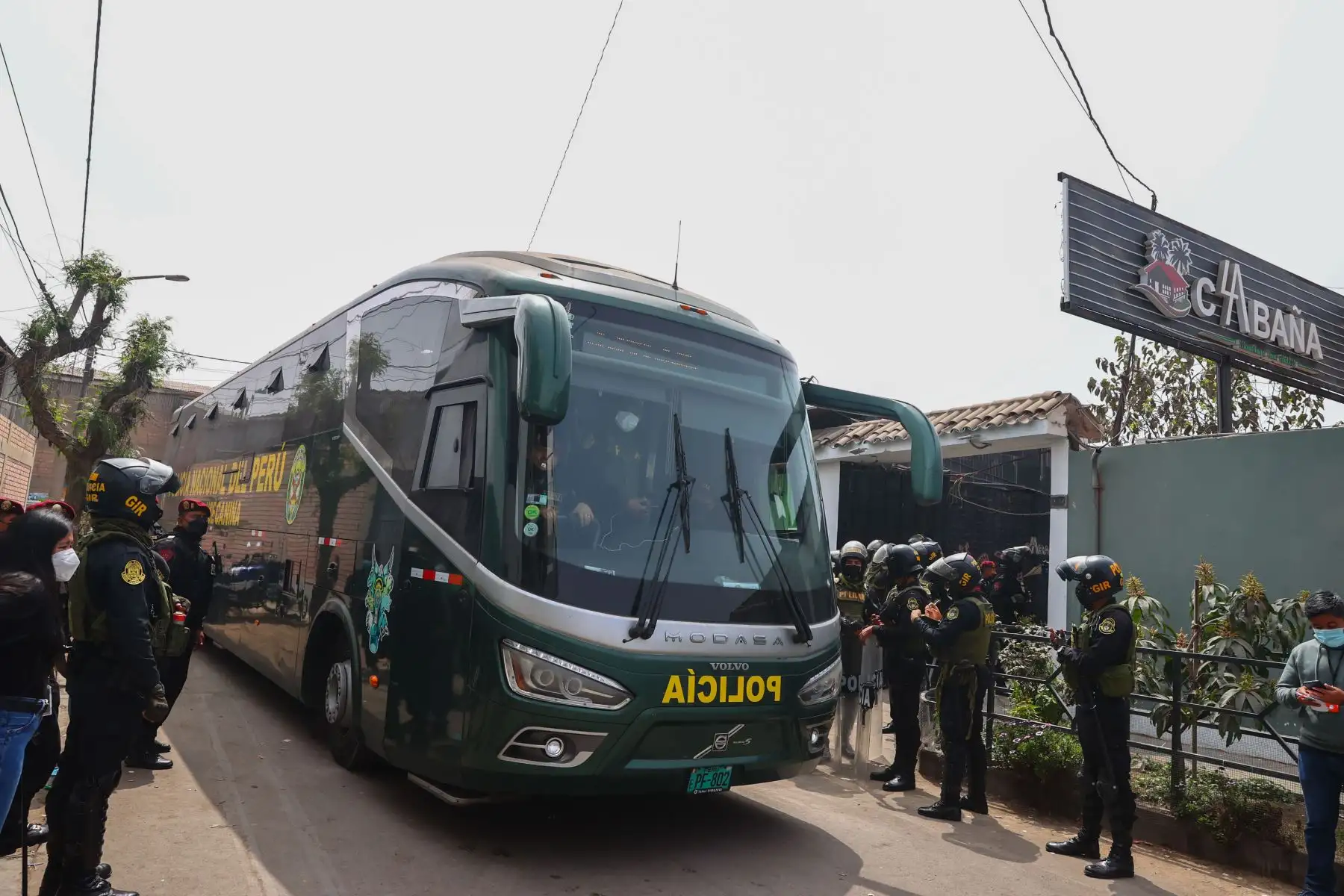 Esta mañana la policía nacional del Perú realizó un operativo en la discoteca ¨La Cabaña¨ ubicada en San Juan de Lurigancho, donde se ha detenido a un aprox. de 200 personas, entre hombres, mujeres y menores de edad. Así mismo se ha incautado 12 armas de fuego, así como diferentes drogas.
Foto: ANDINA/Andrés Valle