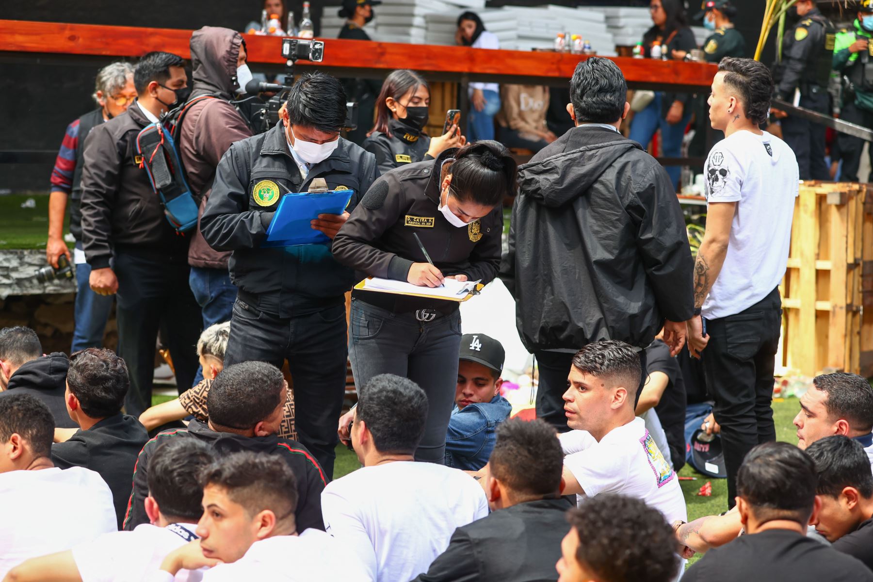 Esta mañana la policía nacional del Perú realizó un operativo en la discoteca ¨La Cabaña¨ ubicada en San Juan de Lurigancho, donde se ha detenido a un aprox. de 200 personas, entre hombres, mujeres y menores de edad. Así mismo se ha incautado 12 armas de fuego, así como diferentes drogas.
Foto: ANDINA/Andrés Valle