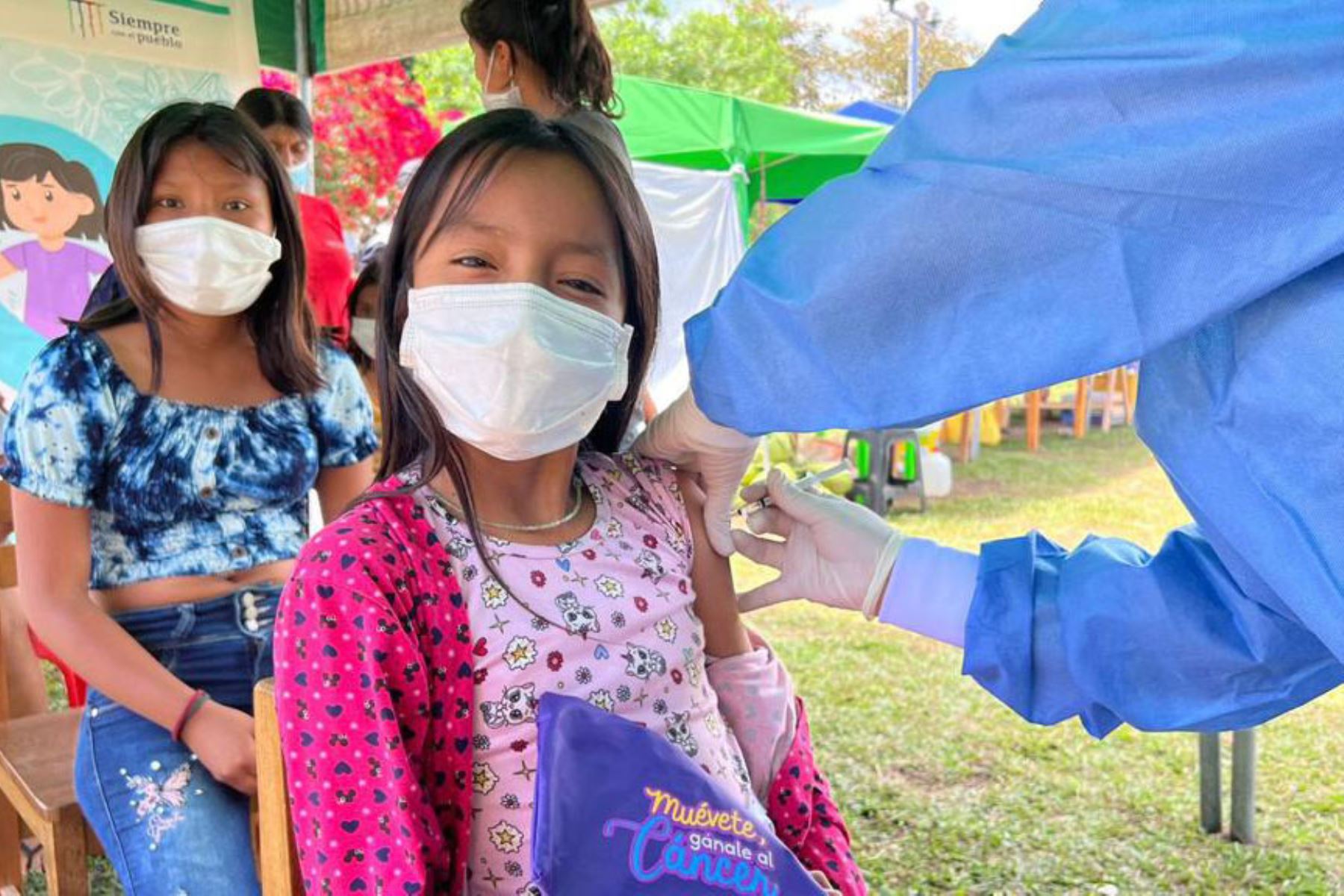 Minsa acerca la vacunación contra el Virus del Papiloma Humano (VPH) a escolares de la comunidad nativa Wayku.
Foto: Minsa