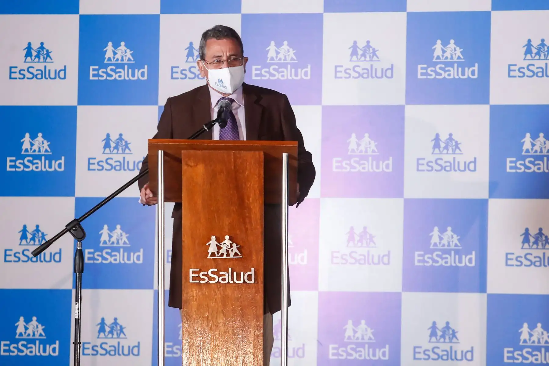 El presidente ejecutivo de EsSalud, Gino Dávila, junto al ministro de Salud, Jorge López, presidieron el encendido simbólico de la sede central de EsSalud en el marco del lanzamiento de la semana por aniversario 86° de la Seguridad Social en el Perú.
Foto: ANDINA/ Renato Pajuelo