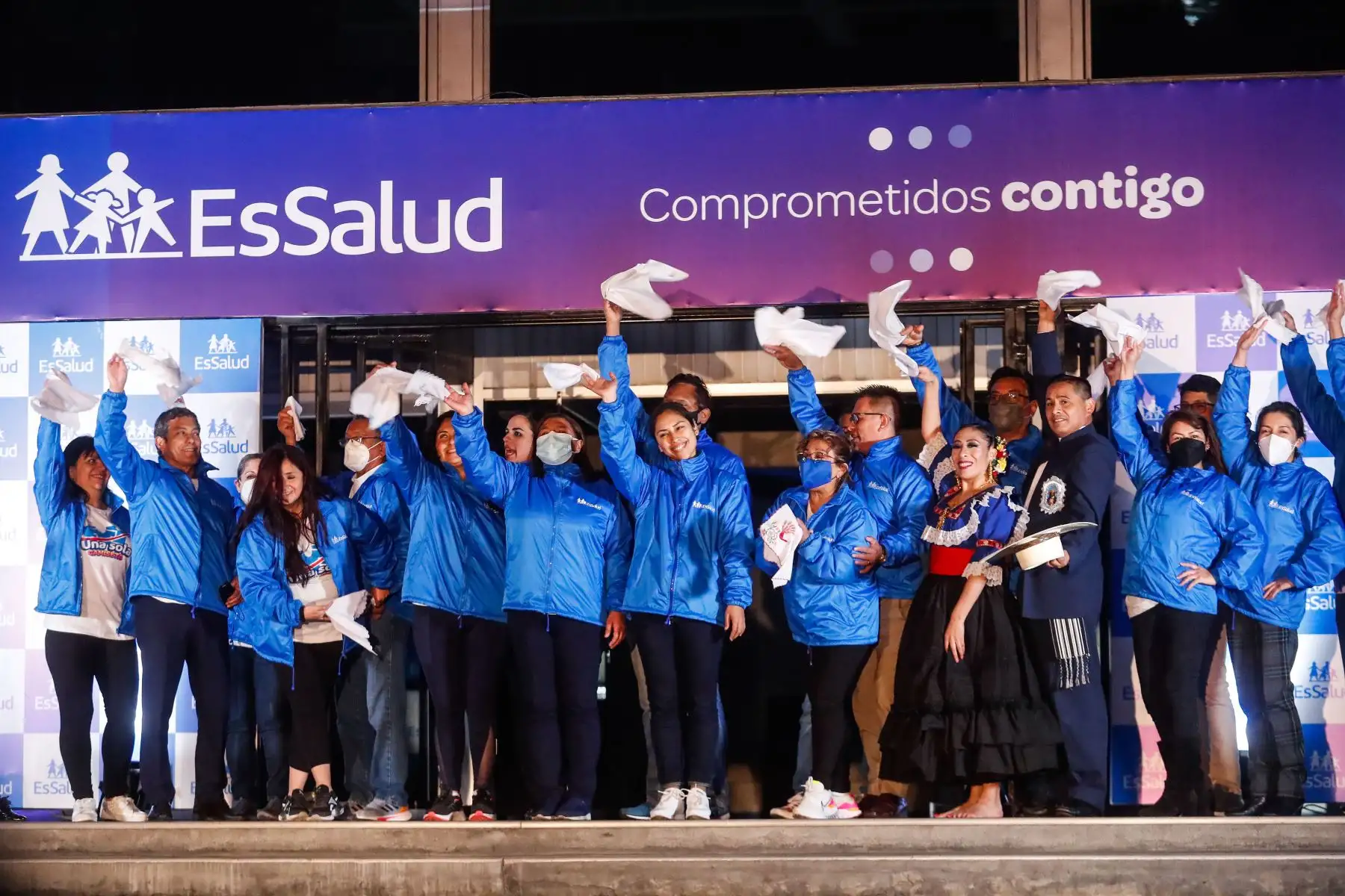 El presidente ejecutivo de EsSalud, Gino Dávila, junto al ministro de Salud, Jorge López, presidieron el encendido simbólico de la sede central de EsSalud en el marco del lanzamiento de la semana por aniversario 86° de la Seguridad Social en el Perú.
Foto: ANDINA/ Renato Pajuelo