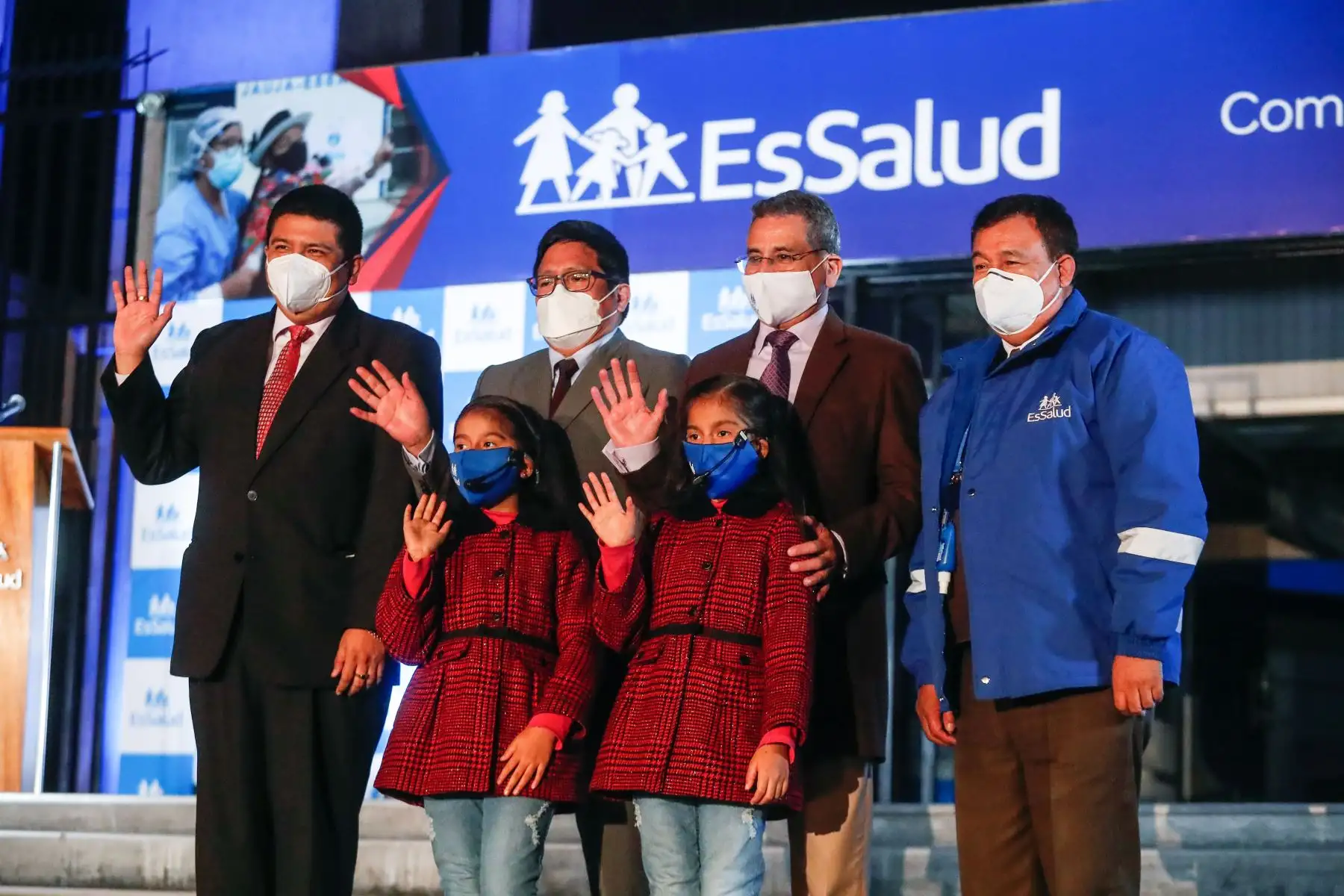 El presidente ejecutivo de EsSalud, Gino Dávila, junto al ministro de Salud, Jorge López, presidieron el encendido simbólico de la sede central de EsSalud en el marco del lanzamiento de la semana por aniversario 86° de la Seguridad Social en el Perú.
Foto: ANDINA/ Renato Pajuelo