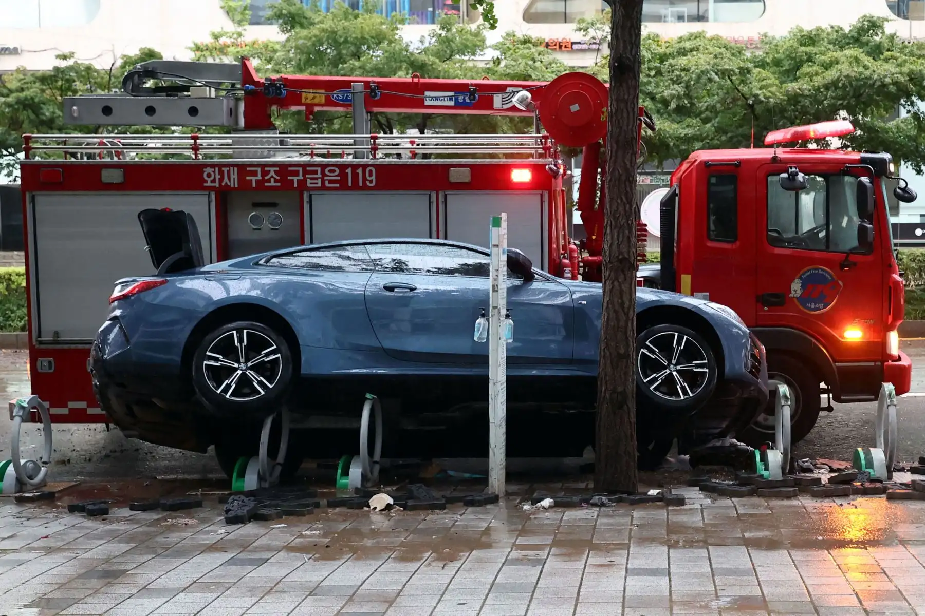 Un automóvil dañado por el agua de la inundación se ve en la calle después de fuertes lluvias en el distrito de Gangnam en Seúl.
Foto: AFP