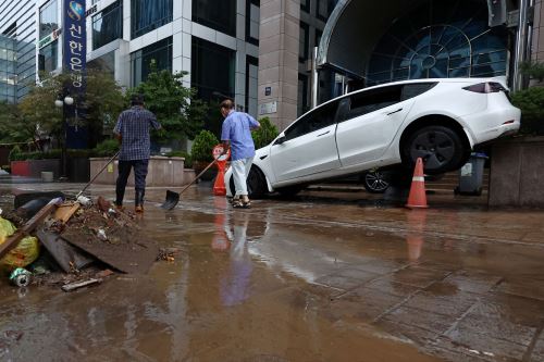 Fuertes lluvias causan inundaciones en principales calles de Seúl en Corea del Sur