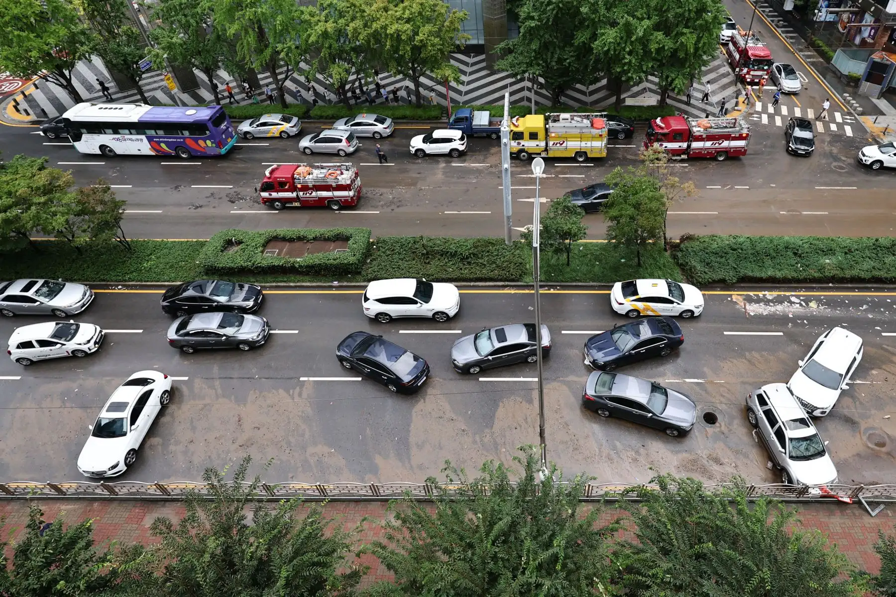 Los automóviles dañados por las inundaciones se ven en la calle después de las fuertes lluvias en el distrito de Gangnam en Seúl.
Foto: AFP
