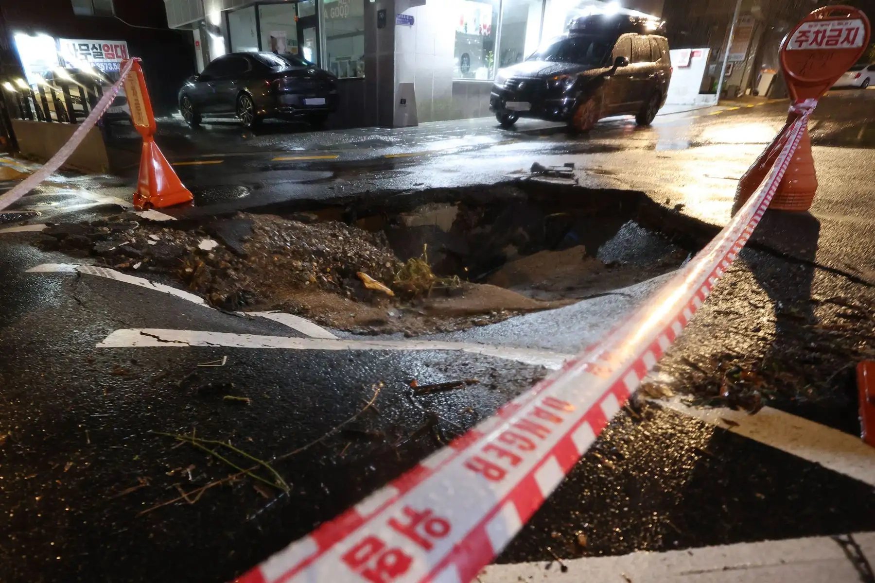 Un socavón en una carretera en el sur de Seúl, Corea del Sur, generado por  fuertes lluvias de más de 100 milímetros por hora, las más intensas en 80 años.
Foto: EFE