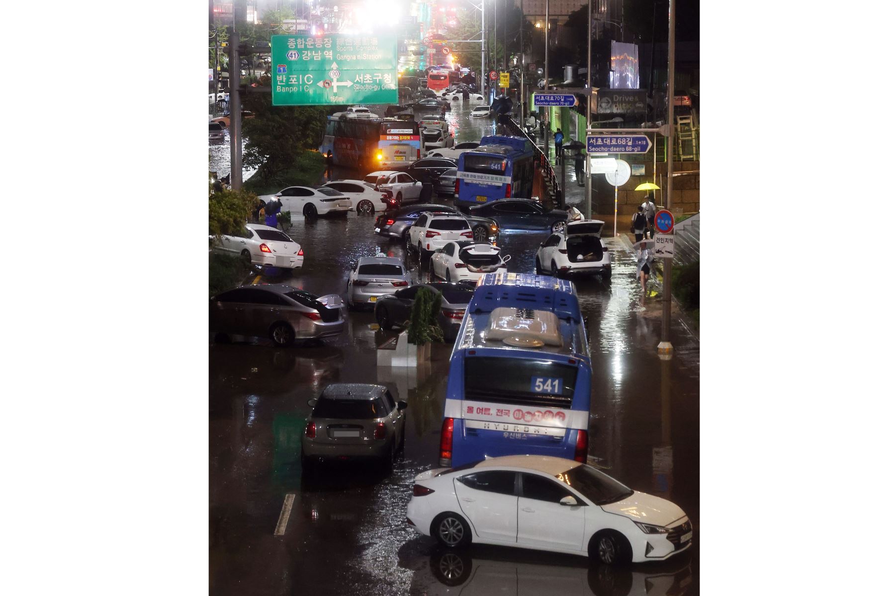 Los vehículos afectados en medio de fuertes lluvias de más de 100 milímetros por hora, las más fuertes en 80 años, en Seúl, Corea del Sur.
Foto: EFE