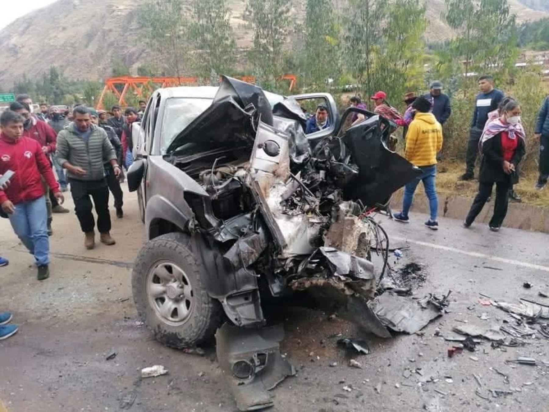 Cuatro religiosos mueren y 15 turistas resultan heridos en accidente de tránsito ocurrido ayer en la carretera Cusco-Sicuani, región Cusco. Fotos. Cusco en Portada/Facebook