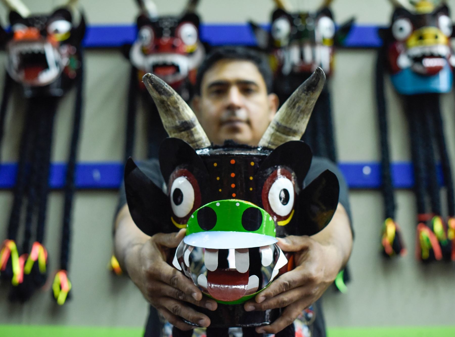 Conoce a Martín Granados, el artesano lambayecano seleccionado para elaborar una máscara inédita para la colección de arte del Proyecto Bicentenario. ANDINA/Difusión