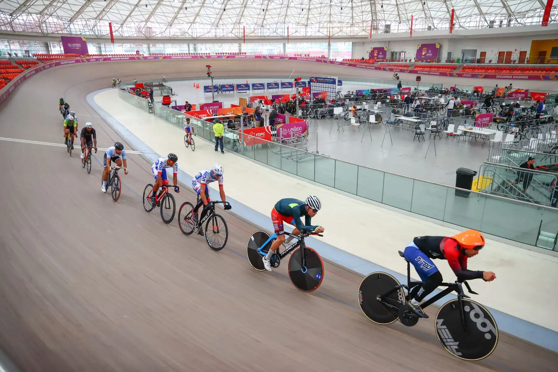 Más de 200 ciclistas de 19 delegaciones, se darán cita mañana en el moderno vélodromo de la sede Legado Videna, para el inicio de este torneo de talla internacional, donde participarán medallistas olímpicos y campeones mundiales, en las once pruebas de pista, desde un imponente velódromo, único en el país y reconocido en el continente al estar homologado por la Unión de Ciclistas Internacionales.
Foto: ANDINA/Andrés Valle