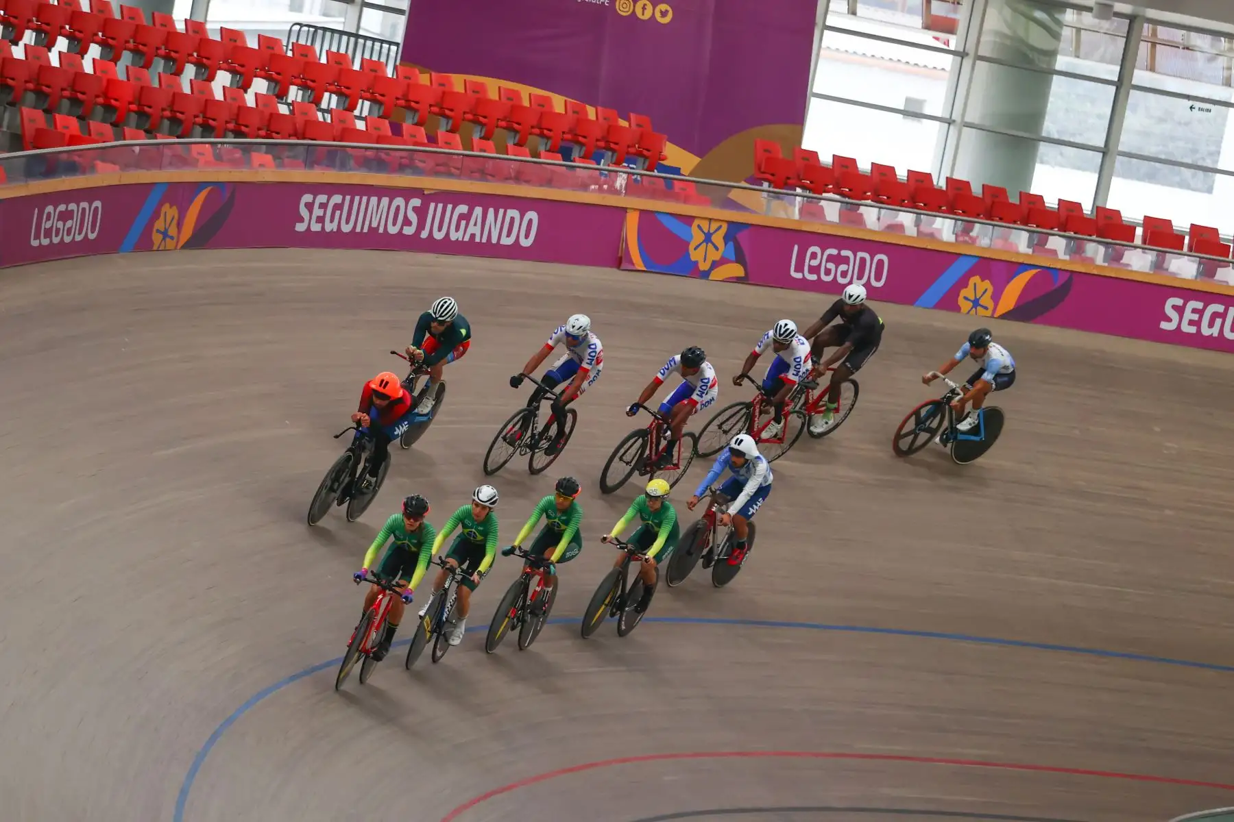 Más de 200 ciclistas de 19 delegaciones, se darán cita mañana en el moderno vélodromo de la sede Legado Videna, para el inicio de este torneo de talla internacional, donde participarán medallistas olímpicos y campeones mundiales, en las once pruebas de pista, desde un imponente velódromo, único en el país y reconocido en el continente al estar homologado por la Unión de Ciclistas Internacionales.
Foto: ANDINA/Andrés Valle