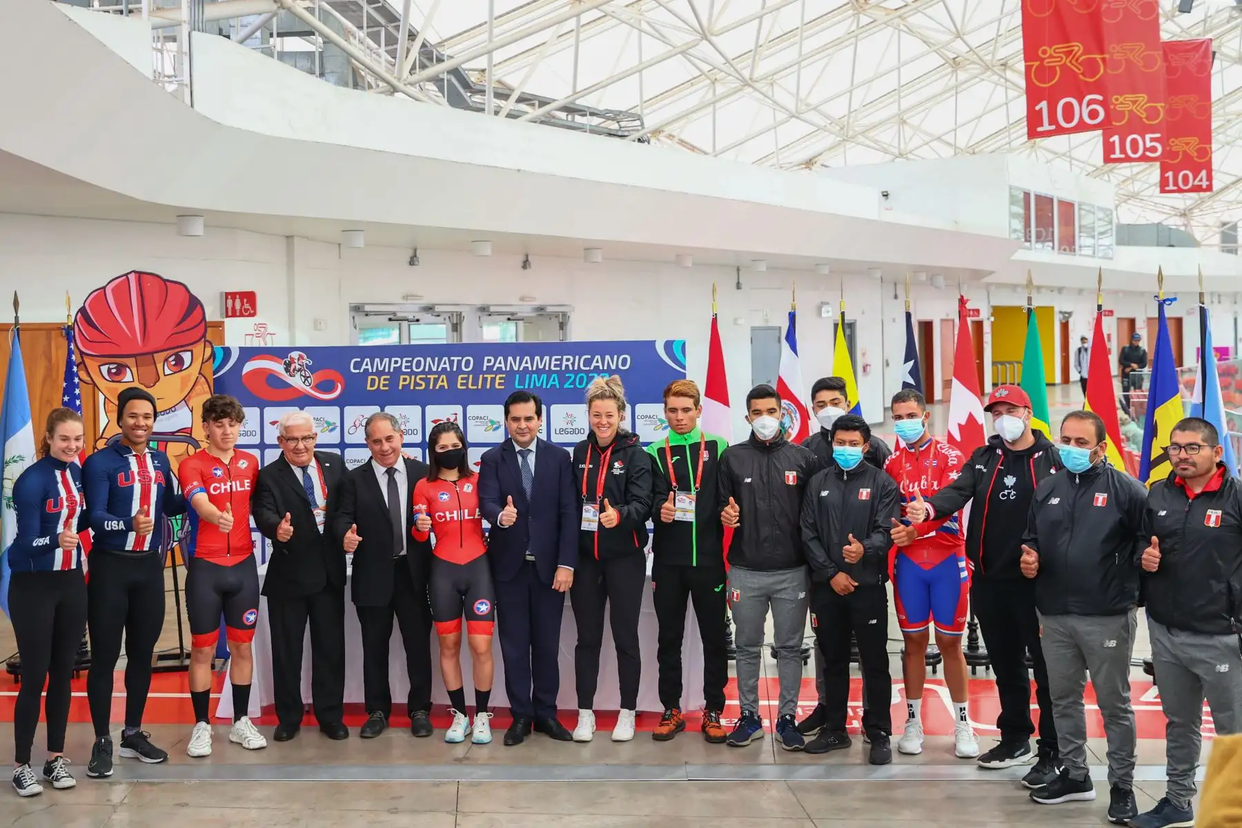 Más de 200 ciclistas de 19 delegaciones, se darán cita mañana en el moderno vélodromo de la sede Legado Videna, para el inicio de este torneo de talla internacional, donde participarán medallistas olímpicos y campeones mundiales, en las once pruebas de pista, desde un imponente velódromo, único en el país y reconocido en el continente al estar homologado por la Unión de Ciclistas Internacionales.
Foto: ANDINA/Andrés Valle
