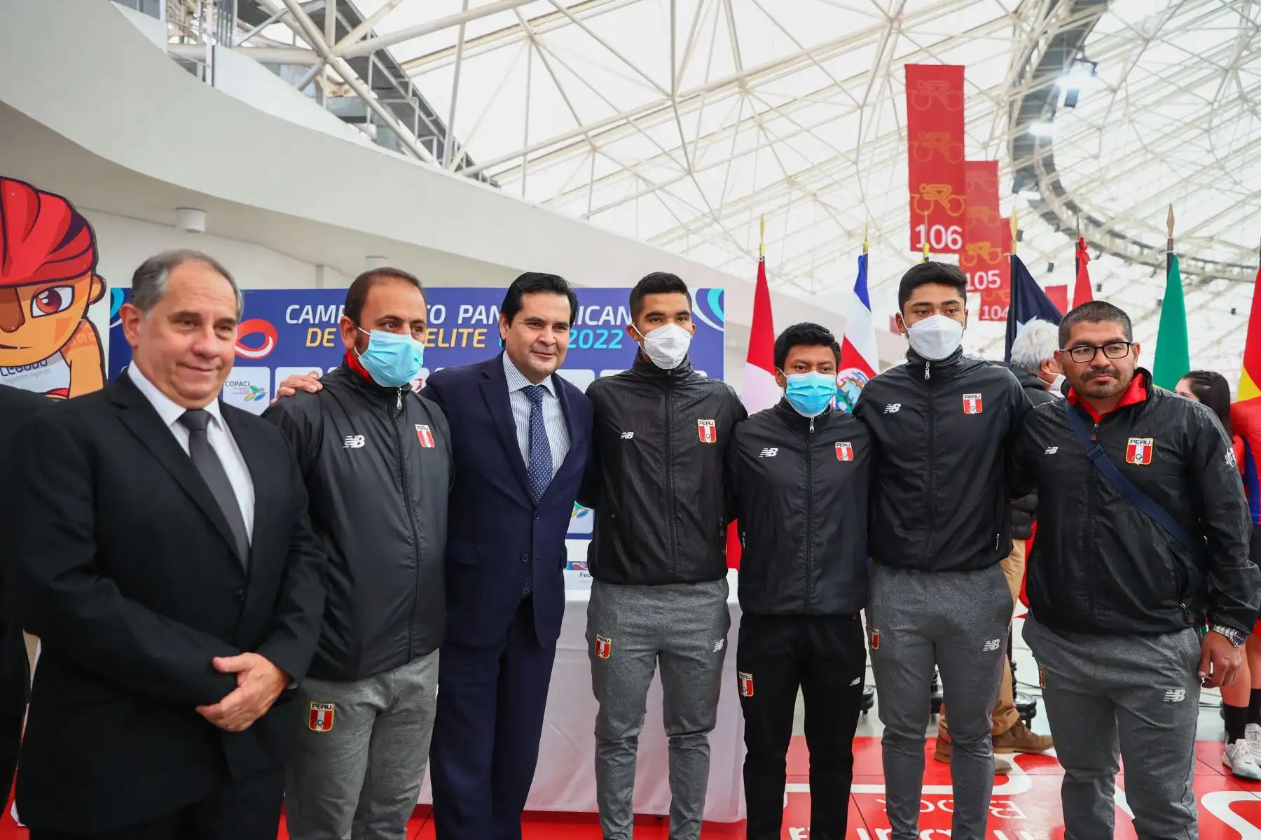 Más de 200 ciclistas de 19 delegaciones, se darán cita mañana en el moderno vélodromo de la sede Legado Videna, para el inicio de este torneo de talla internacional, donde participarán medallistas olímpicos y campeones mundiales, en las once pruebas de pista, desde un imponente velódromo, único en el país y reconocido en el continente al estar homologado por la Unión de Ciclistas Internacionales.
Foto: ANDINA/Andrés Valle