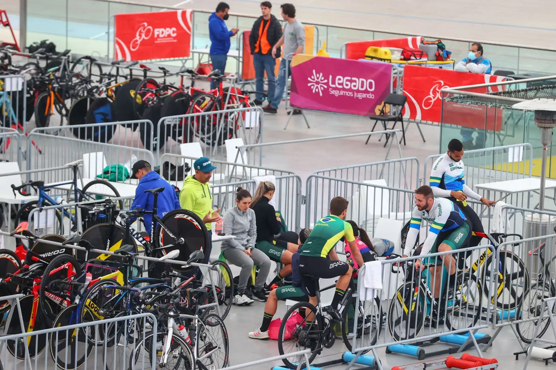 Más de 200 ciclistas de 19 delegaciones, se darán cita mañana en el moderno vélodromo de la sede Legado Videna, para el inicio de este torneo de talla internacional, donde participarán medallistas olímpicos y campeones mundiales, en las once pruebas de pista, desde un imponente velódromo, único en el país y reconocido en el continente al estar homologado por la Unión de Ciclistas Internacionales.
Foto: ANDINA/Andrés Valle