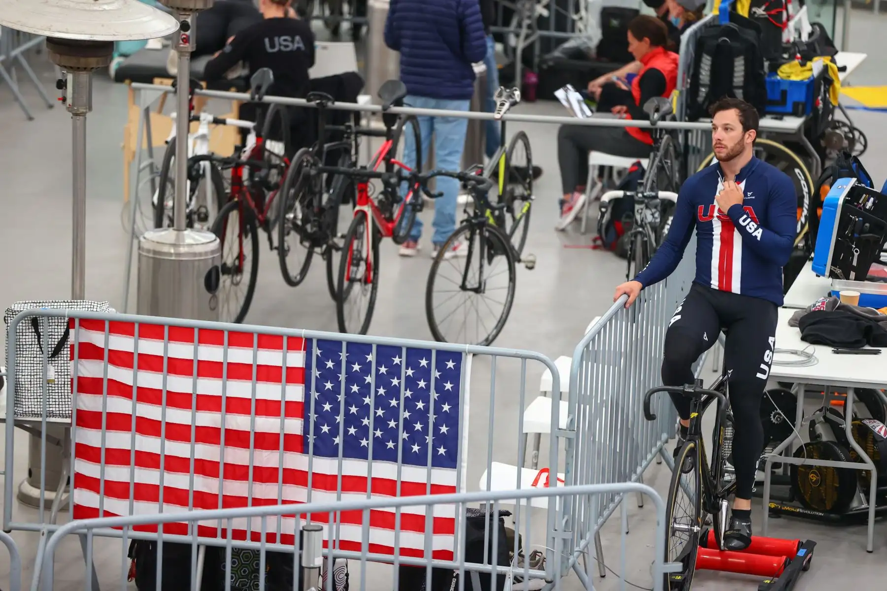 Más de 200 ciclistas de 19 delegaciones, se darán cita mañana en el moderno vélodromo de la sede Legado Videna, para el inicio de este torneo de talla internacional, donde participarán medallistas olímpicos y campeones mundiales, en las once pruebas de pista, desde un imponente velódromo, único en el país y reconocido en el continente al estar homologado por la Unión de Ciclistas Internacionales.
Foto: ANDINA/Andrés Valle
