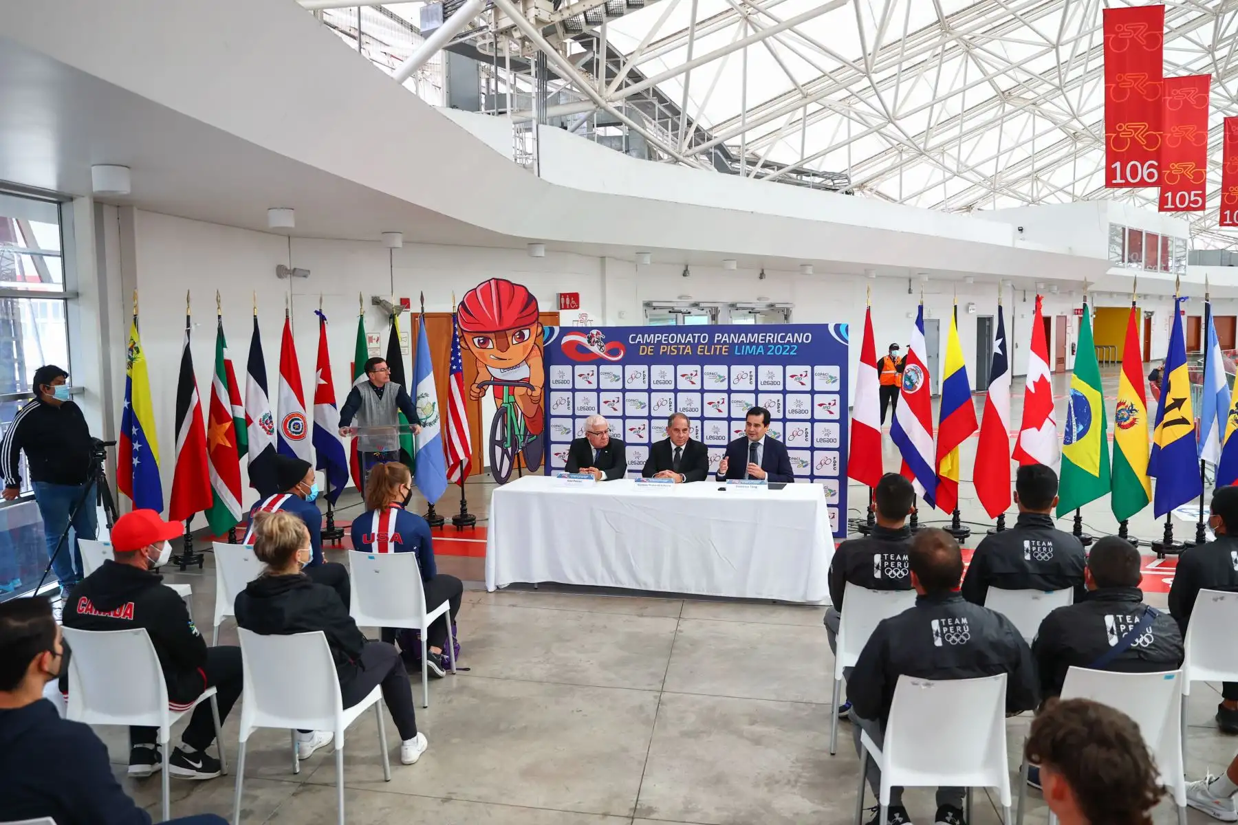 Legado se sigue afianzando como la casa del deporte mundial y, esta vez, acogerá un nuevo Campeonato Panamericano, a realizarse del 10 al 14 de agosto, así fue anunciado en conferencia de prensa por el presidente de la Federación Peruana de Ciclismo, Gustavo Matus de la Parra, el presidente de la Confederación Panamericana de Ciclismo, José Manuel Peláez; y el director ejecutivo de Legado, Federico Tong.
Foto: ANDINA/Andrés Valle