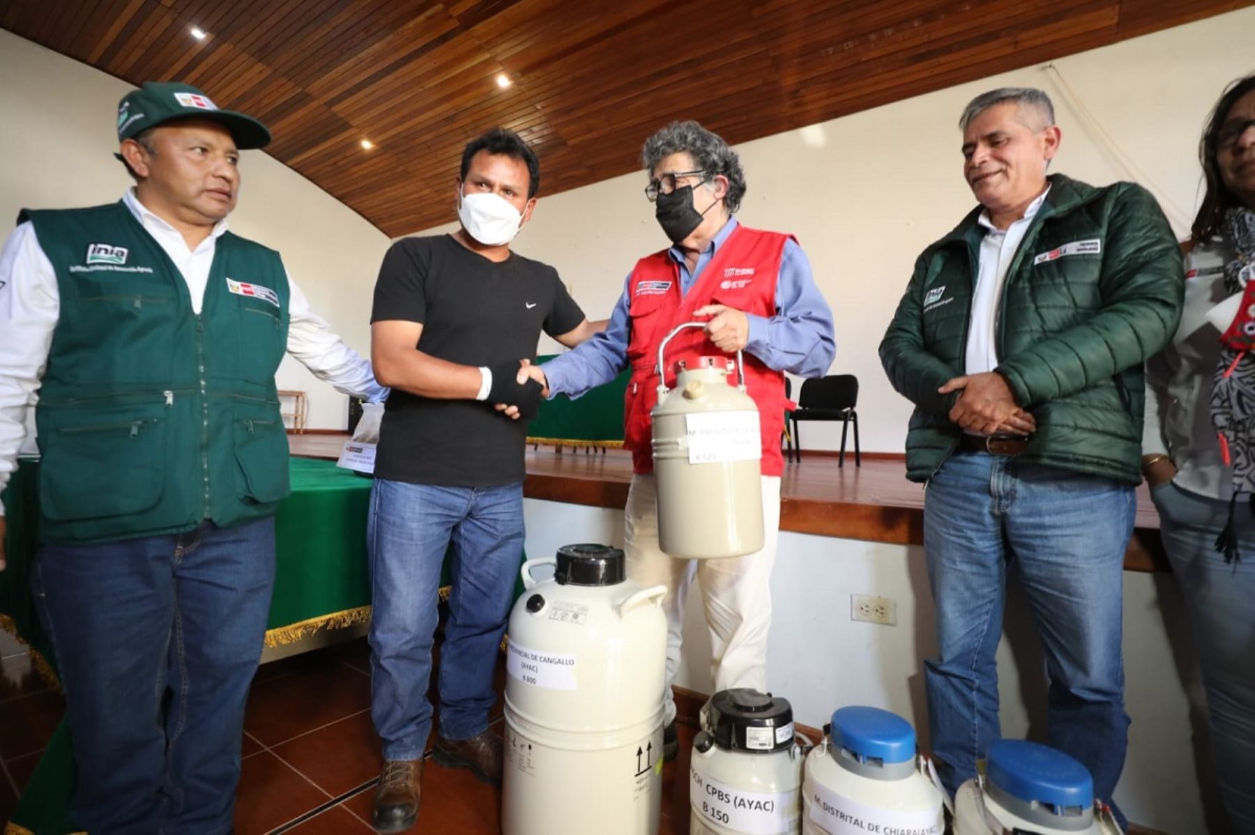 Ministro de Desarrollo Agrario y Riego, Andrés Alencastre, entrega material genético para mejorar la ganadería en la región Ayacucho. Foto: Cortesía.
