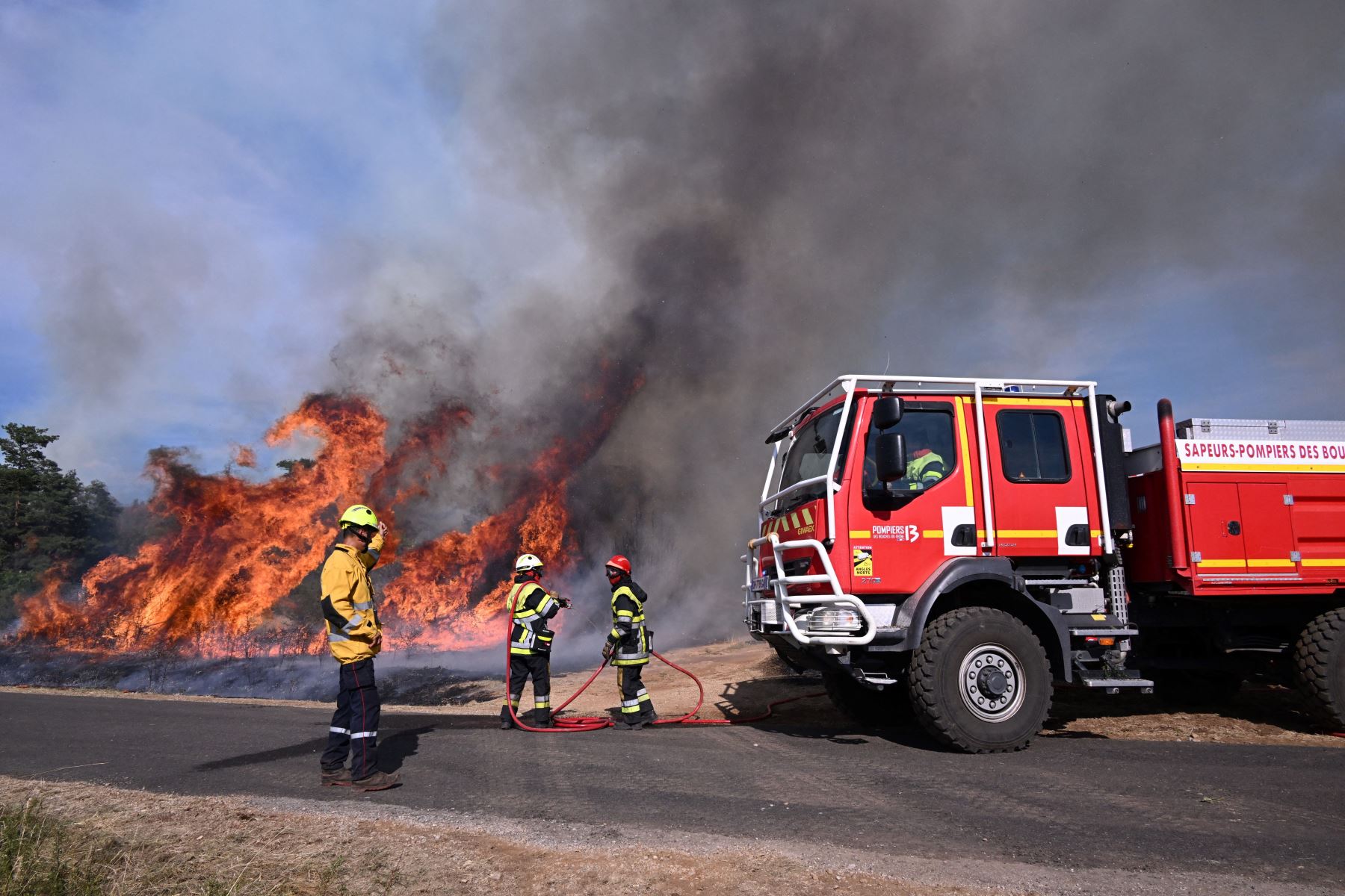 Los bomberos trabajan para extinguir un incendio forestal en Boyne, en el sur de Francia, en el "parque natural de Grands Causses".
Foto: AFP