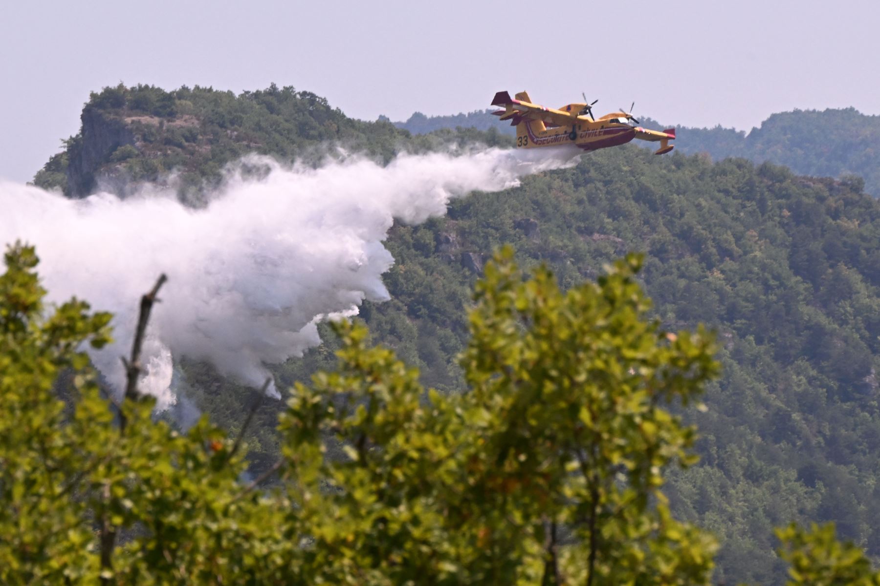 Un avión de extinción de incendios de Canadair arroja agua en un incendio forestal en Boyne, en el sur de Francia, en el "parque natural de Grands Causses".
Foto: AFP