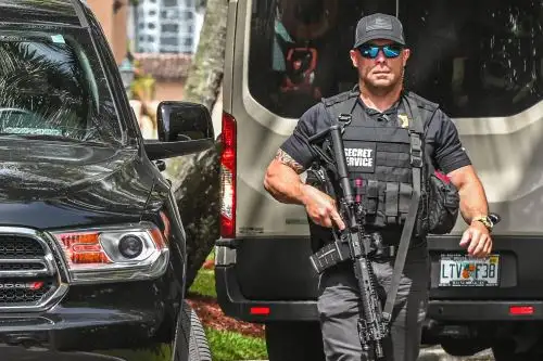 Un miembro del Servicio Secreto es visto frente a la casa del expresidente Donald Trump en Mar-A-Lago en Palm Beach, Florida. El expresidente estadounidense dijo que su mansión estaba siendo "redada" por agentes del FBI en lo que calificó como un acto de "mala conducta de la fiscalía". Foto: AFP