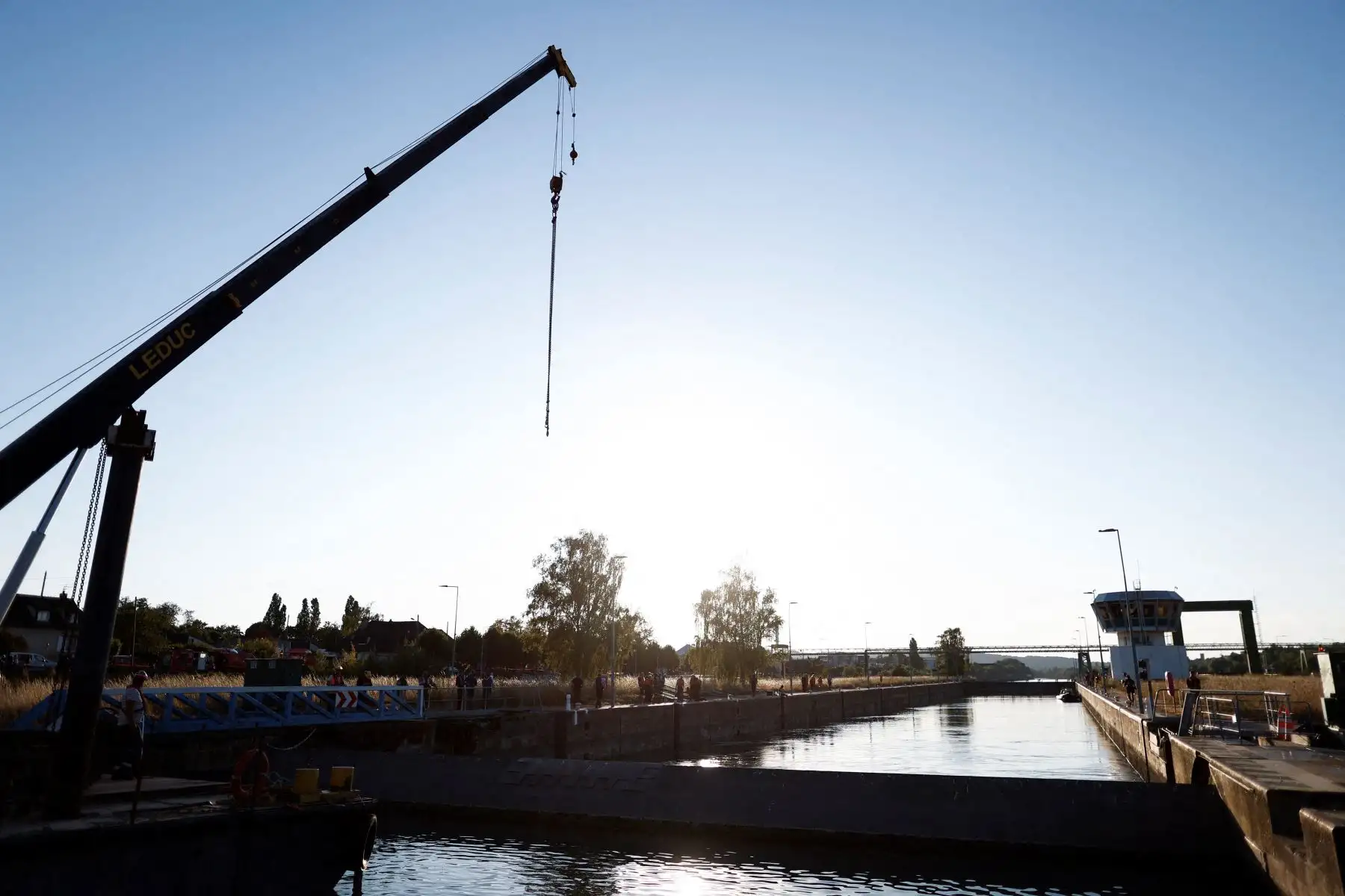 Los trabajadores operan una grúa durante la operación de rescate de una ballena beluga varada en el río Sena en Notre Dame de la-Garenne, en el norte de Francia.
Foto: AFP Los trabajadores operan una grúa durante la operación de rescate de una ballena beluga varada en el río Sena en Notre Dame de la-Garenne, en el norte de Francia.
Foto: AFP