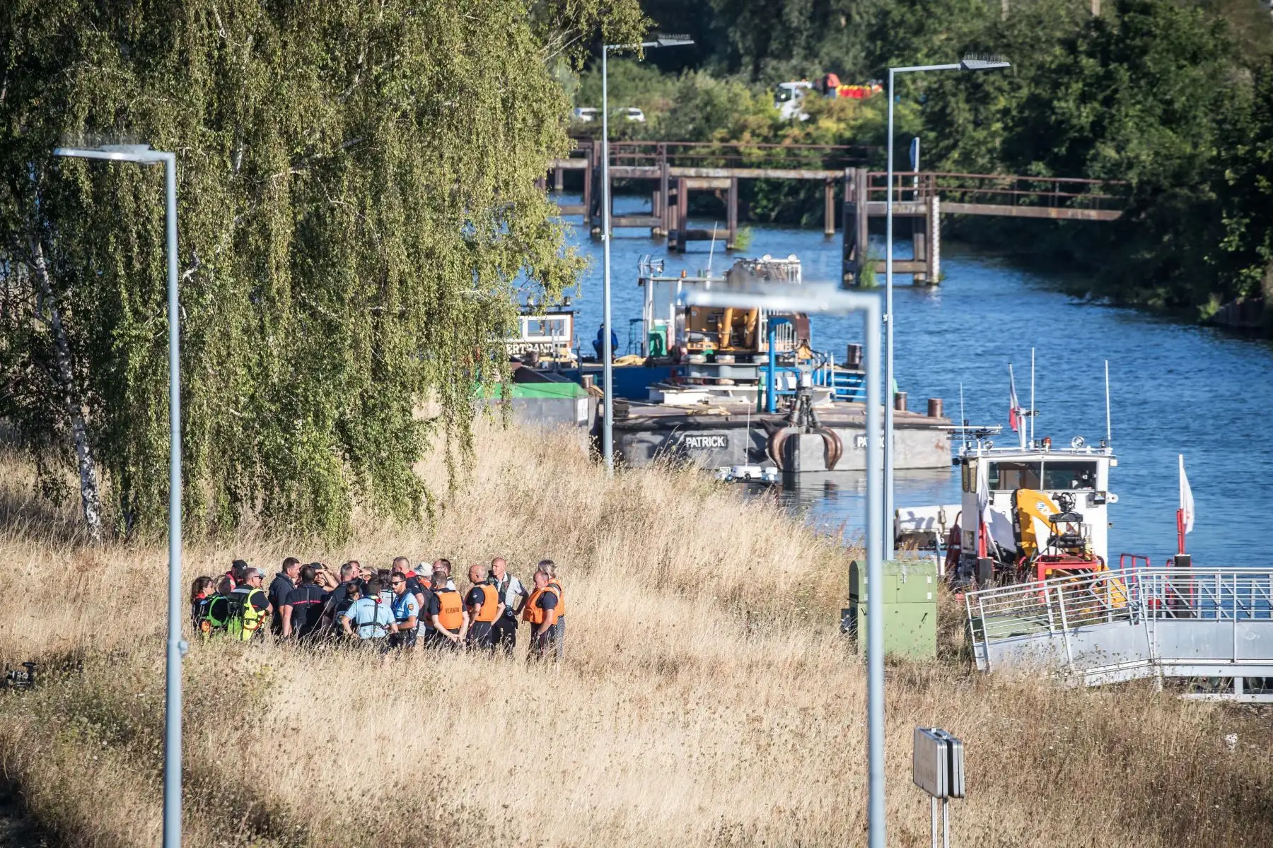 Un equipo de rescatistas prepara una operación para rescatar  una ballena beluga perdida y encerrada en el río Sena en Saint Pierre la Garenne, Región de Normandía, Francia,
Foto: EFE Un equipo de rescatistas prepara una operación para rescatar  una ballena beluga perdida y encerrada en el río Sena en Saint Pierre la Garenne, Región de Normandía, Francia,
Foto: EFE