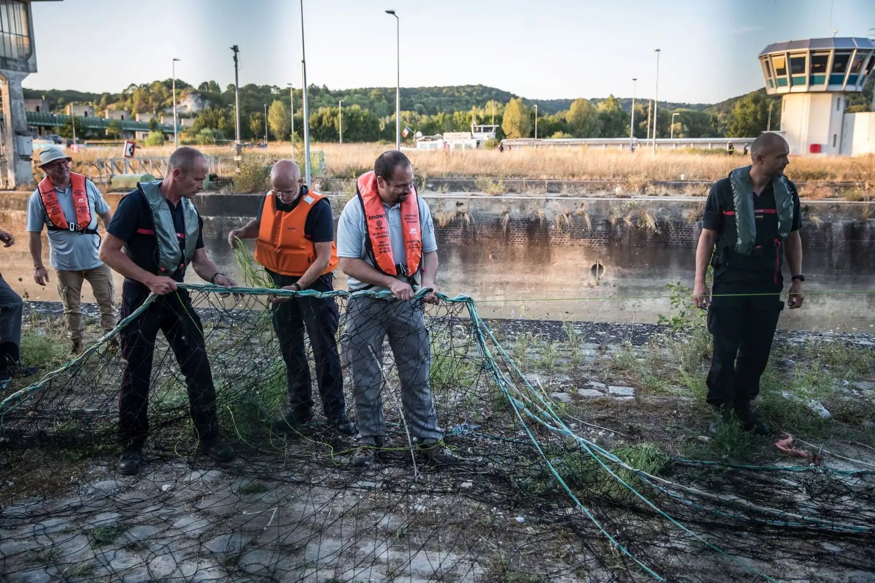 Un equipo de rescatistas preparó una operación para trasladar una ballena beluga perdida atrapada en el río Sena en Saint Pierre la Garenne, región de Normandía, Francia.
Foto: AFP Un equipo de rescatistas preparó una operación para trasladar una ballena beluga perdida atrapada en el río Sena en Saint Pierre la Garenne, región de Normandía, Francia.
Foto: AFP