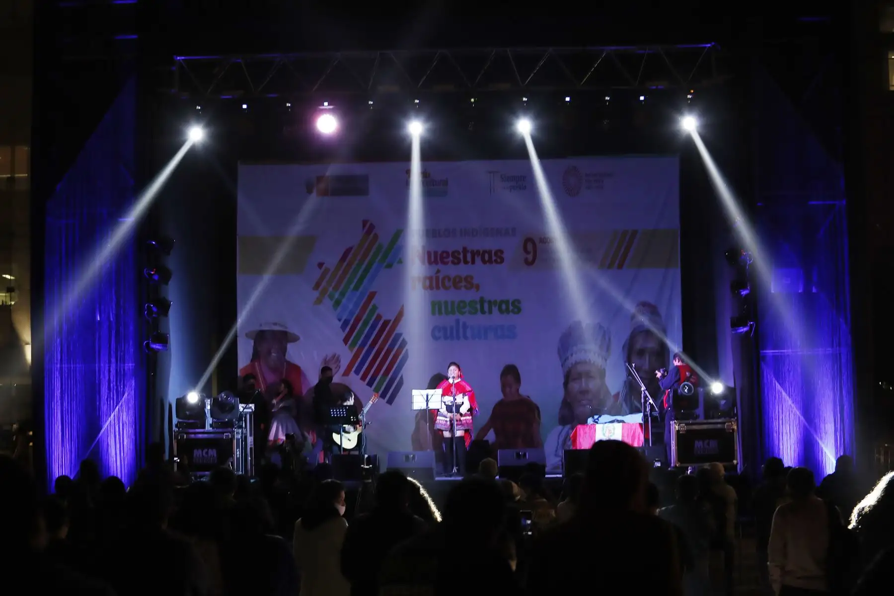 En el marco del Día Internacional de los Pueblos Indígenas, el Ministerio de Cultura organiza el Encuentro de voces: concierto en lenguas indígenas, realizado de manera gratuita, en la explanada de la sede central del ministerio en el distrito de San Borja. 
Foto: ANDINA / Renato Pajuelo