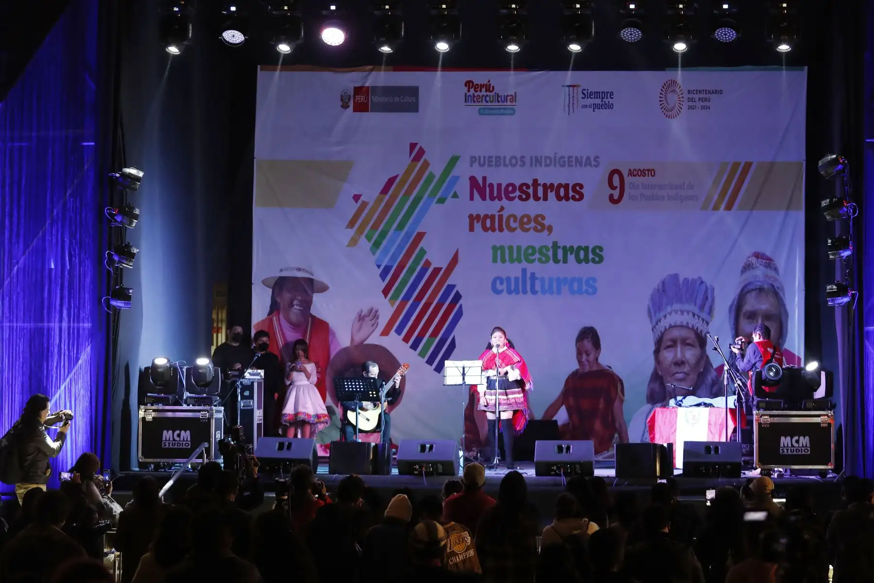 En el marco del Día Internacional de los Pueblos Indígenas, el Ministerio de Cultura organiza el Encuentro de voces: concierto en lenguas indígenas, realizado de manera gratuita, en la explanada de la sede central del ministerio en el distrito de San Borja. 
Foto: ANDINA / Renato Pajuelo