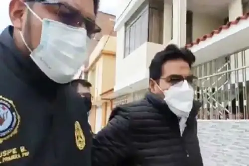 Tras ser detenido, el gobernador regional encargado de Junín, Clever Mercado Méndez, fue conducido a la sede de la Dirección contra la Corrupción de la Policía.