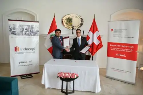 El titular del Indecopi, Julián Palacín Gutiérrez, y el embajador de Suiza en el Perú, Paul Garnier, suscribieron un memorando de entendimiento para fortalecer del sistema peruano de propiedad intelectual. Foto: Cortesía.
