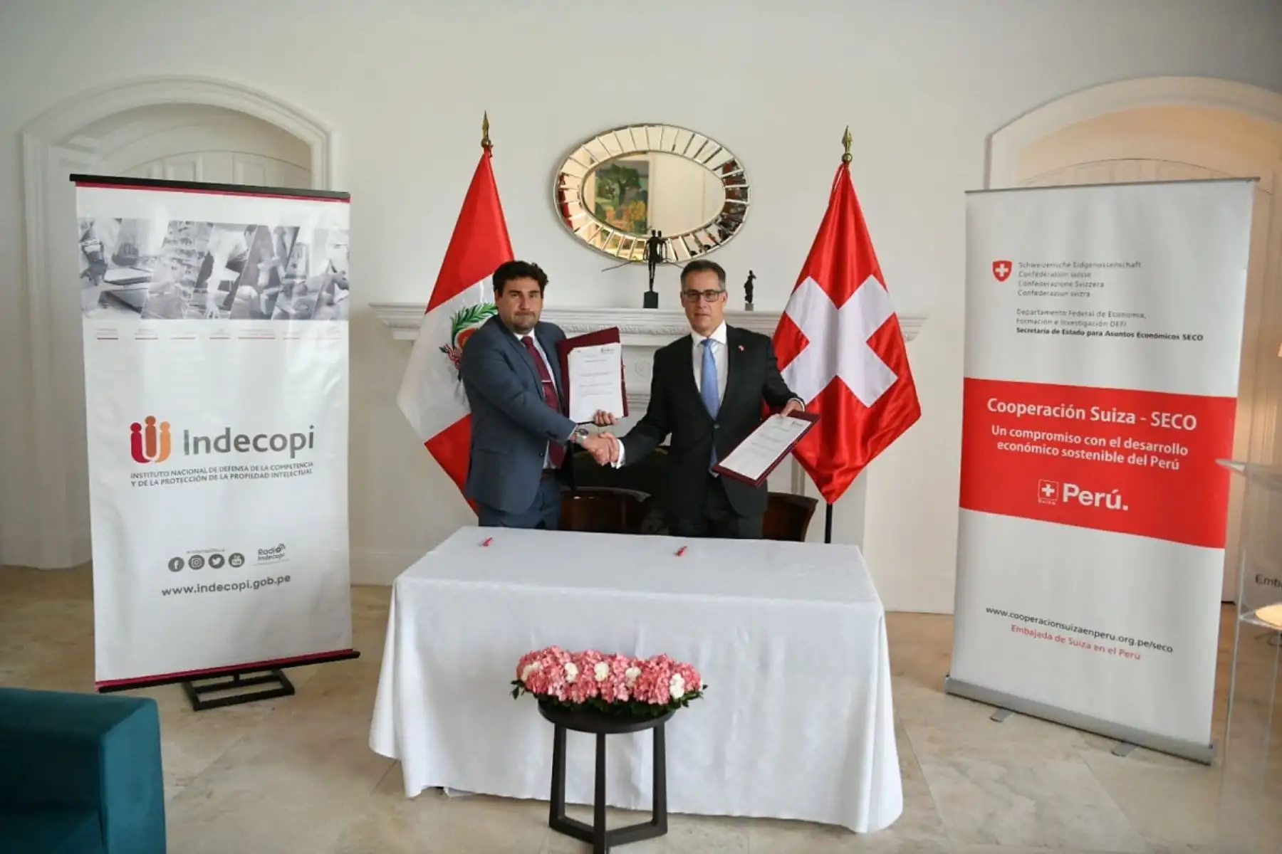 El titular del Indecopi, Julián Palacín Gutiérrez, y el embajador de Suiza en el Perú, Paul Garnier, suscribieron un memorando de entendimiento para fortalecer del sistema peruano de propiedad intelectual. Foto: Cortesía.