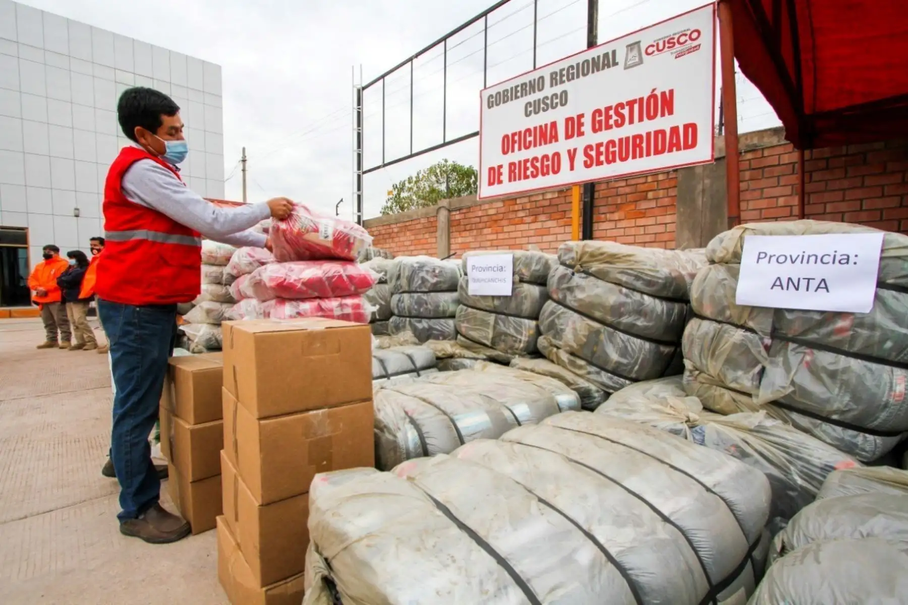 El Indeci entregó 71 toneladas de alimentos, 180 toneladas de abrigo y 24 toneladas de techo para enfrentar las bajas temperaturas.