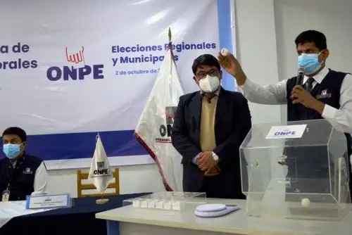 La ODPE Cajamarca realizó ayer el sorteo de ubicación de los movimientos regionales en la cédula de sufragio de las elecciones municipales y regionales que se celebrarán el 2 de octubre. Foto: Eduard Lozano