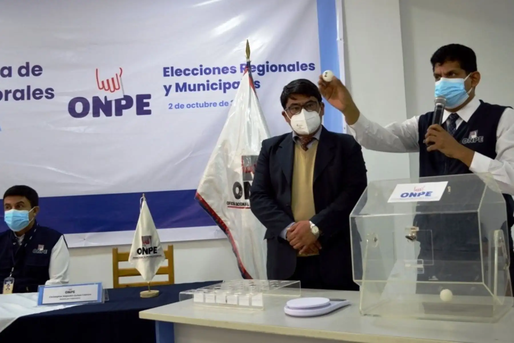 La ODPE Cajamarca realizó ayer el sorteo de ubicación de los movimientos regionales en la cédula de sufragio de las elecciones municipales y regionales que se celebrarán el 2 de octubre. Foto: Eduard Lozano