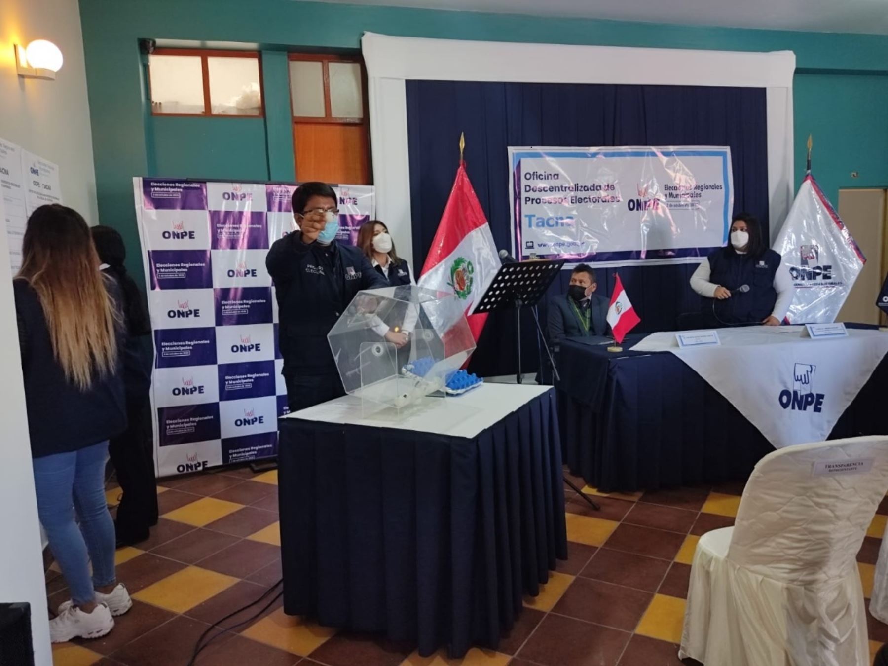 Tacna sortea ubicación de movimientos regionales en cédula de sufragio para las elecciones municipales y regionales que se celebrarán el 2 de octubre. ANDINA/Difusión